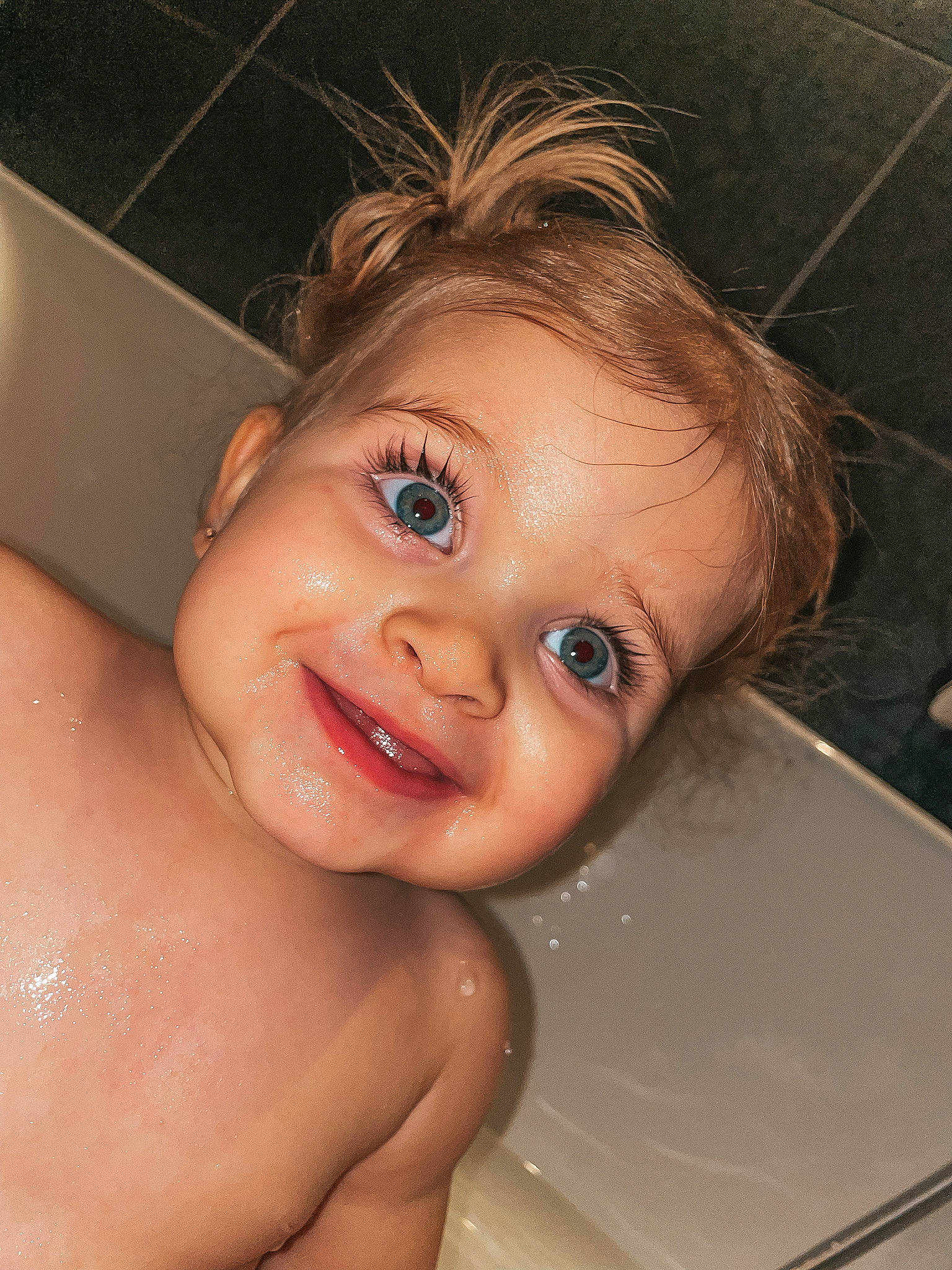 Naïa participe au concours pour gagner de l'argent avec cette photo : baby_bathing, bathing, cheek, chest, ear, eyelash, face, fluid, forehead, happy, human_body, iris, jaw, joy, lip, mouth, neck, nose, person, skin