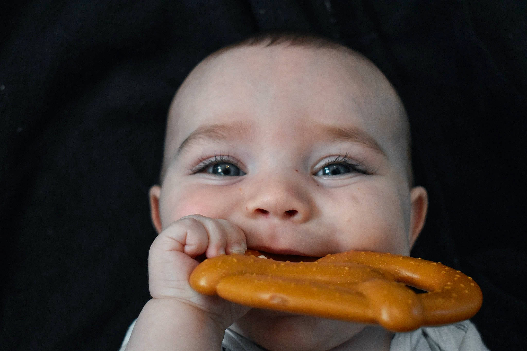 Chayton a rejoint le concours — aidez-le/la à gagner de superbes lots ! baby, child, close_up, eyelash, finger, flash_photography, food, gesture, happy, ingredient, jaw, lip, mouth, nail, natural_foods, neck, nose, person, sweetness, thumb