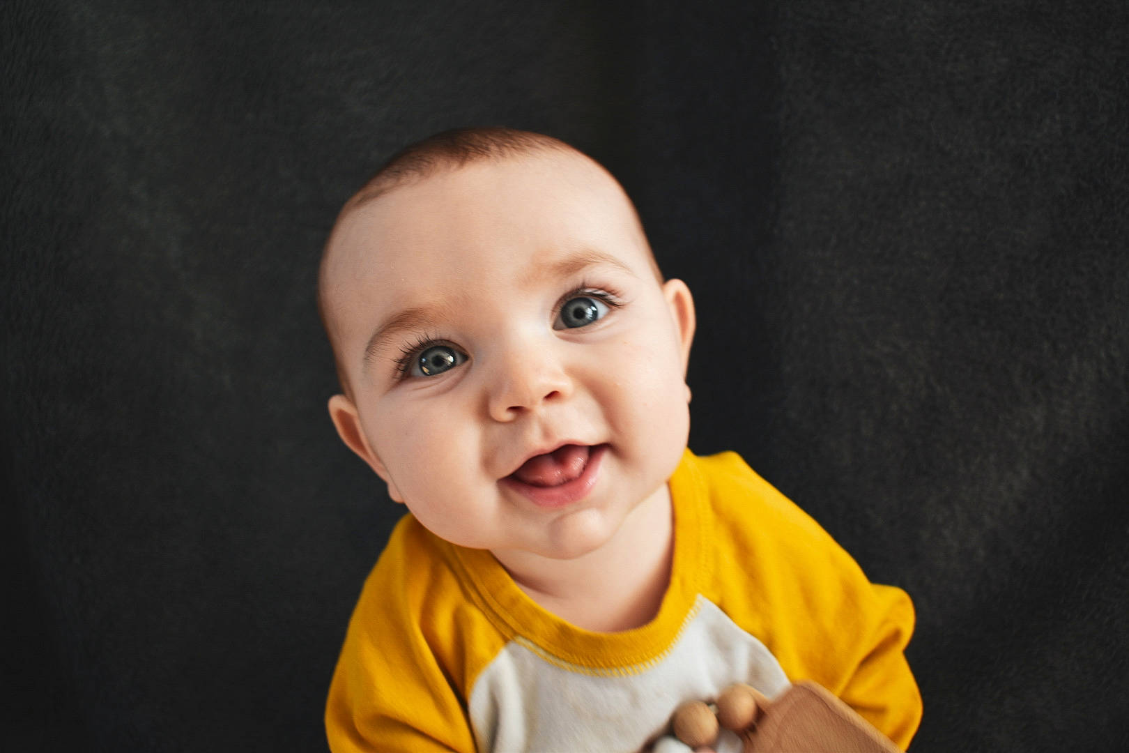 Chayton a rejoint le concours — aidez-le/la à gagner de superbes lots ! baby, baby_toddler_clothing, cheek, child, ear, eyelash, flash_photography, fun, gesture, happy, iris, laugh, nose, person, portrait_photography, sitting, sleeve, smile, t_shirt, toddler
