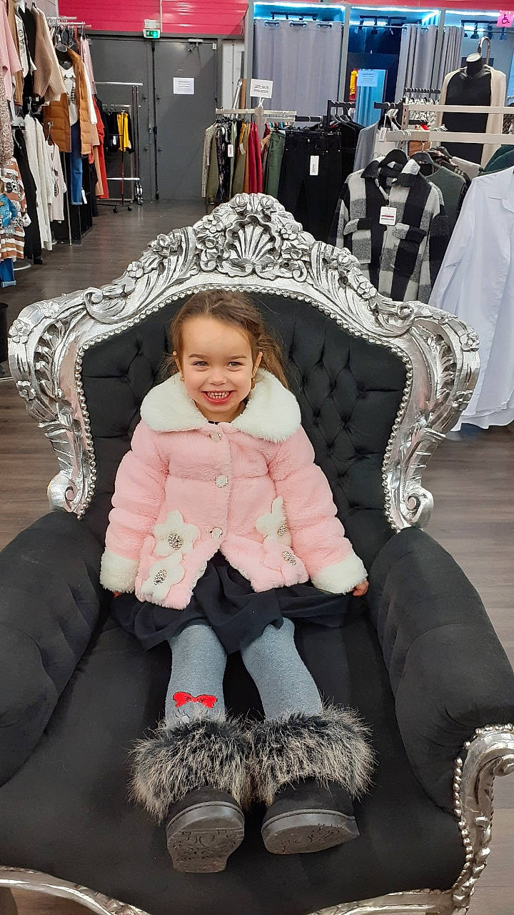 Krystal participe au concours pour gagner de l'argent avec cette photo : beauty, chair, child, cool, event, fashion_design, flooring, fun, fur, happy, joy, lap, leisure, person, pink, sitting, skin, smile, snapshot, textile