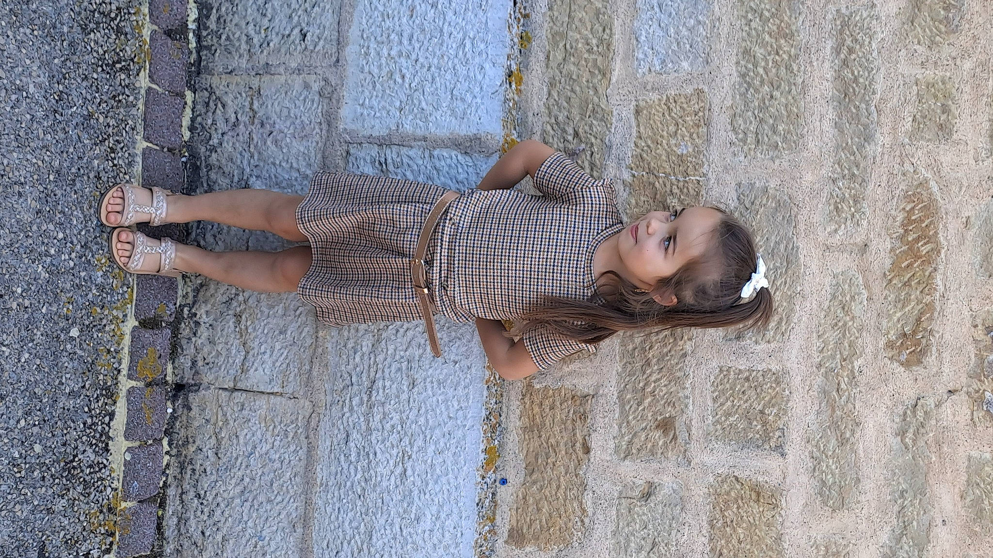 Krystal participe au concours pour gagner de l'argent avec cette photo : child, concrete, denim, elbow, fun, grey, human_leg, joint, pattern, person, road_surface, shadow, sidewalk, sitting, street, temple, textile, thigh, waist, water