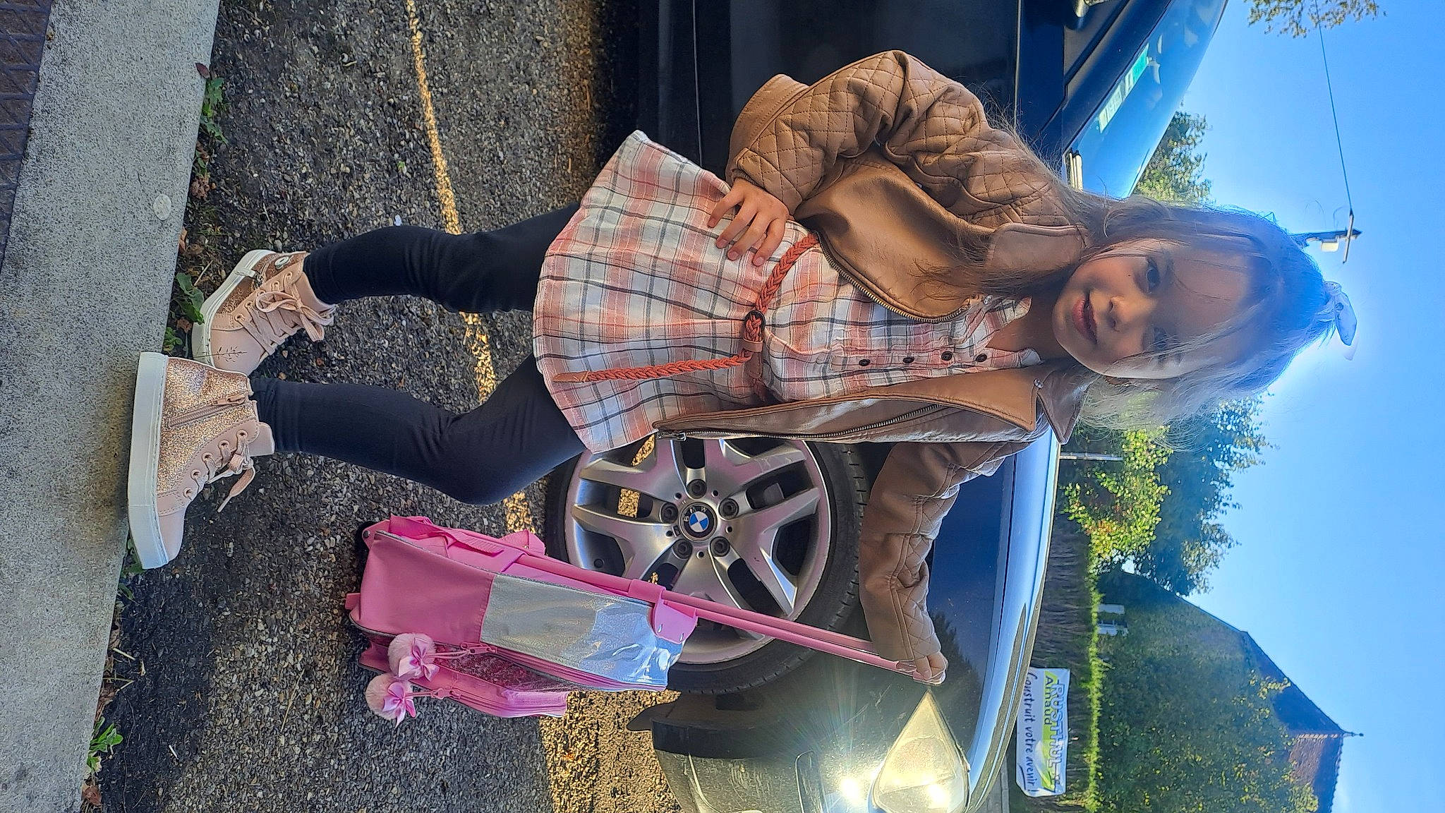 Krystal participe au concours pour gagner de l'argent avec cette photo : beauty, fun, happy, human_leg, leisure, luggage_and_bags, pattern, person, plaid, plant, recreation, road_surface, sitting, sky, smile, street, tartan, tire, travel, tree