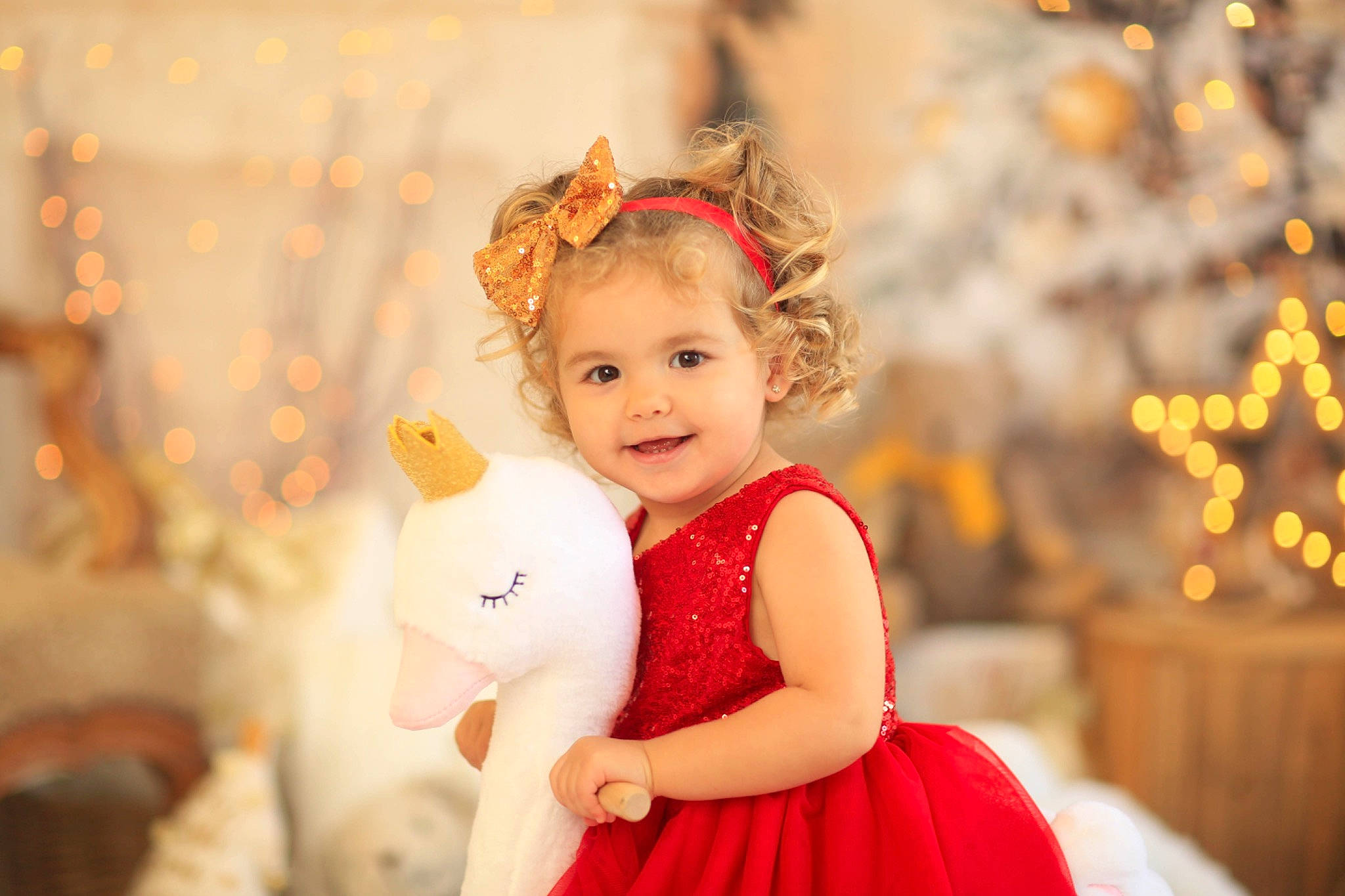 Cataleya participe au concours pour gagner de l'argent avec cette photo : child, christmas_decoration, christmas_ornament, event, eye, face, facial_expression, fawn, flash_photography, fun, happy, head, headband, headpiece, holiday, joy, person, pink, skin, smile