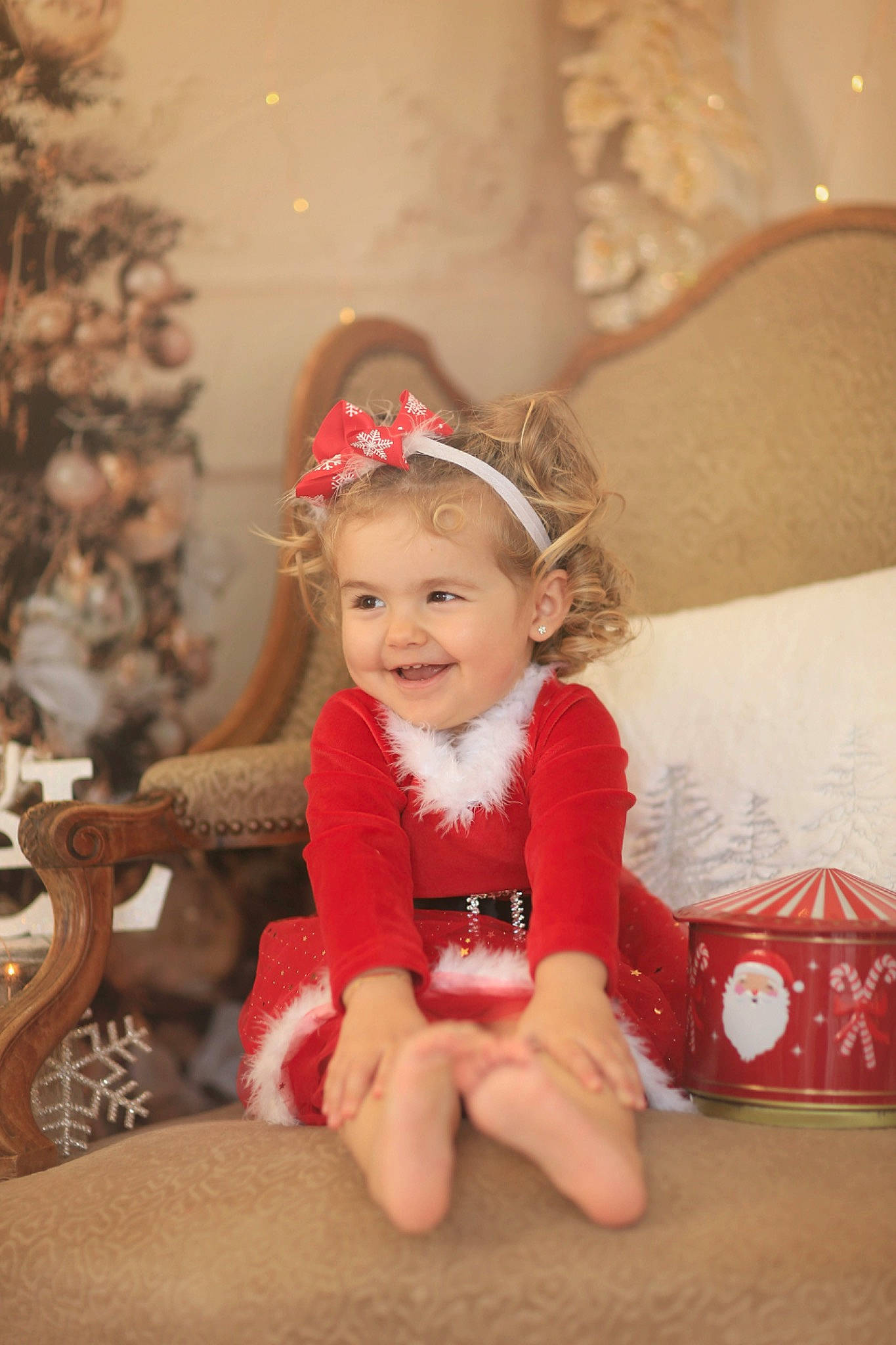 Cataleya a rejoint le concours — aidez-le/la à gagner de superbes lots ! baby, baby_toddler_clothing, chair, child, christmas_eve, christmas_ornament, costume_hat, event, fun, hair_accessory, happy, headband, headpiece, holiday, joy, ornament, person, pink, room, sitting