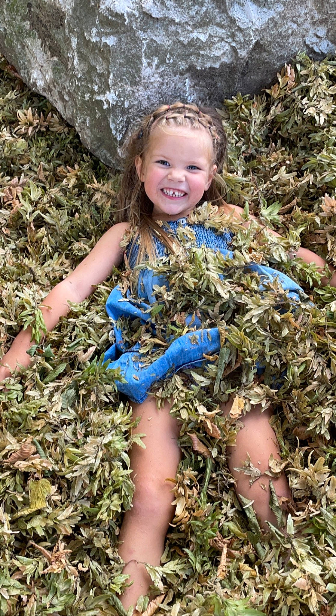 Mélina a rejoint le concours — aidez-le/la à gagner de superbes lots ! adaptation, blond, botany, brown_hair, child, electric_blue, face, grass, grass_family, groundcover, happy, human_leg, joy, leaf, organism, people_in_nature, person, plant, smile, soil