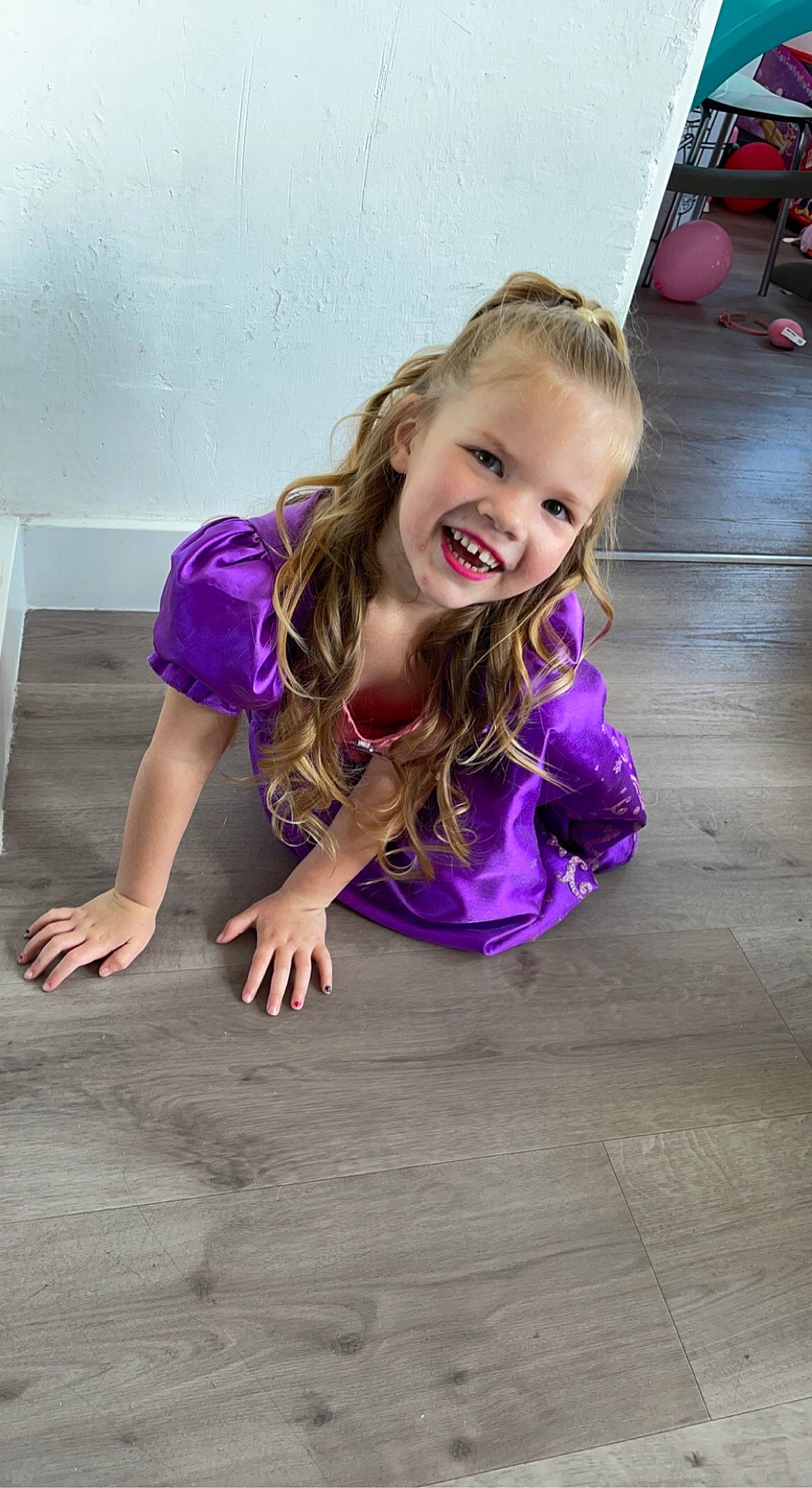 Mélina a rejoint le concours — aidez-le/la à gagner de superbes lots ! blond, electric_blue, flash_photography, floor, flooring, fun, grass, happy, hardwood, human_leg, joy, leisure, long_hair, magenta, person, pink, purple, skin, smile, toddler