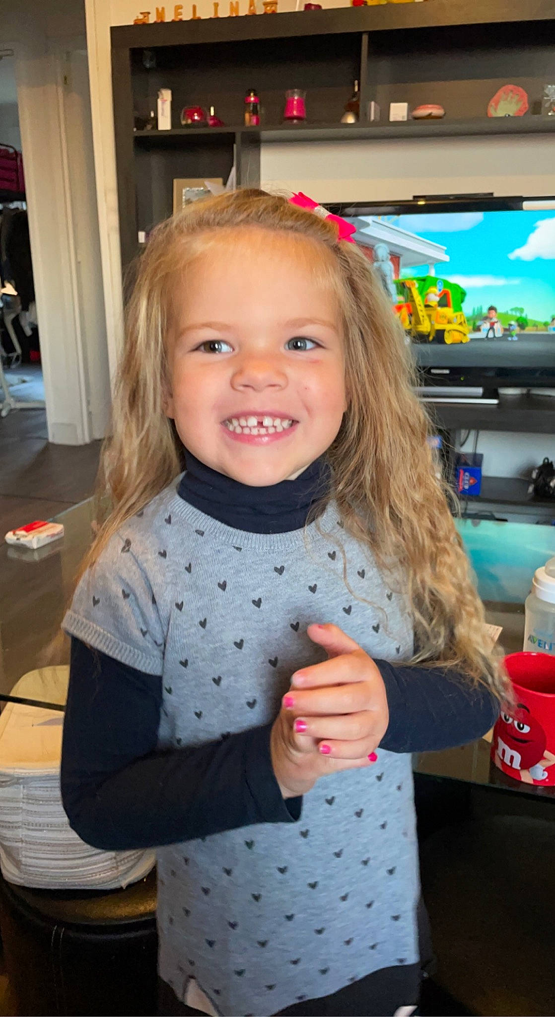 Mélina a rejoint le concours — aidez-le/la à gagner de superbes lots ! blond, child, event, eye, facial_expression, flooring, fun, gadget, gesture, happy, joy, pattern, person, product, sleeve, smile, standing, t_shirt, television, television_set