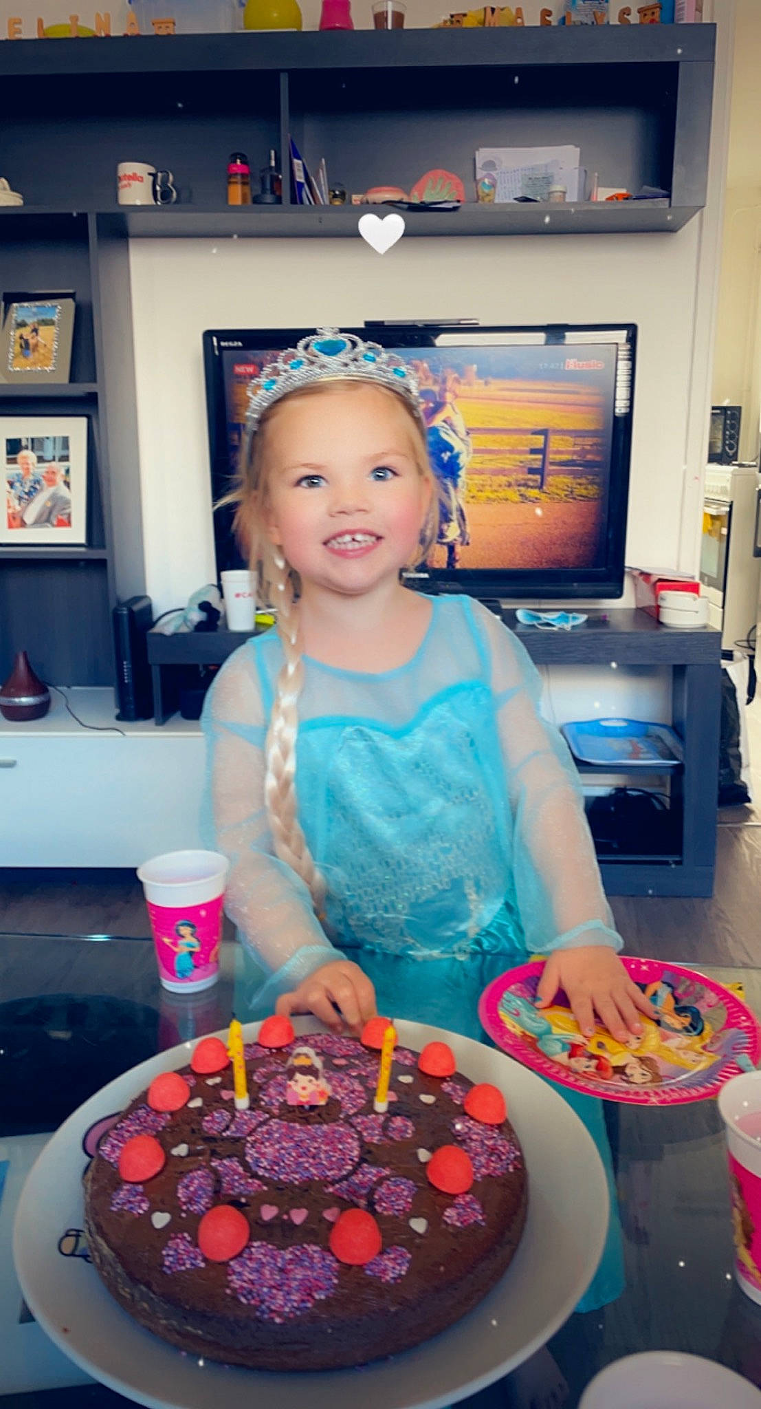 Mélina participe au concours pour gagner de l'argent avec cette photo : baked_goods, birthday_cake, birthday_candle, buttercream, cake, cake_decorating, cake_decorating_supply, candle, desk, food, happy, joy, person, picture_frame, plate, smile, sugar_cake, sugar_paste, table, tableware