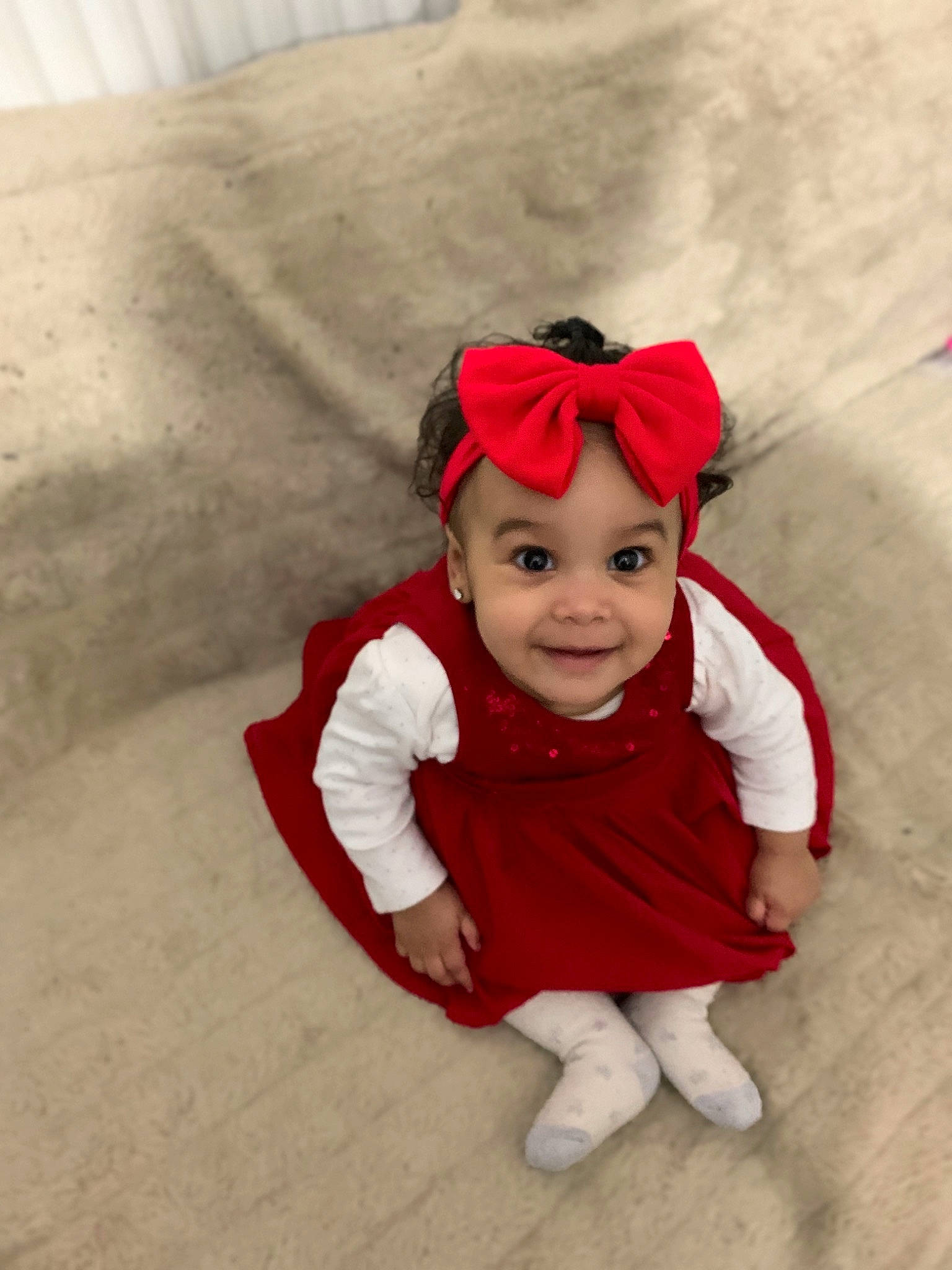 Saona participe au concours pour gagner de l'argent avec cette photo : baby, child, child_model, costume, face, fictional_character, head, headgear, headwear, joy, person, plant, red, skin, smile, toddler