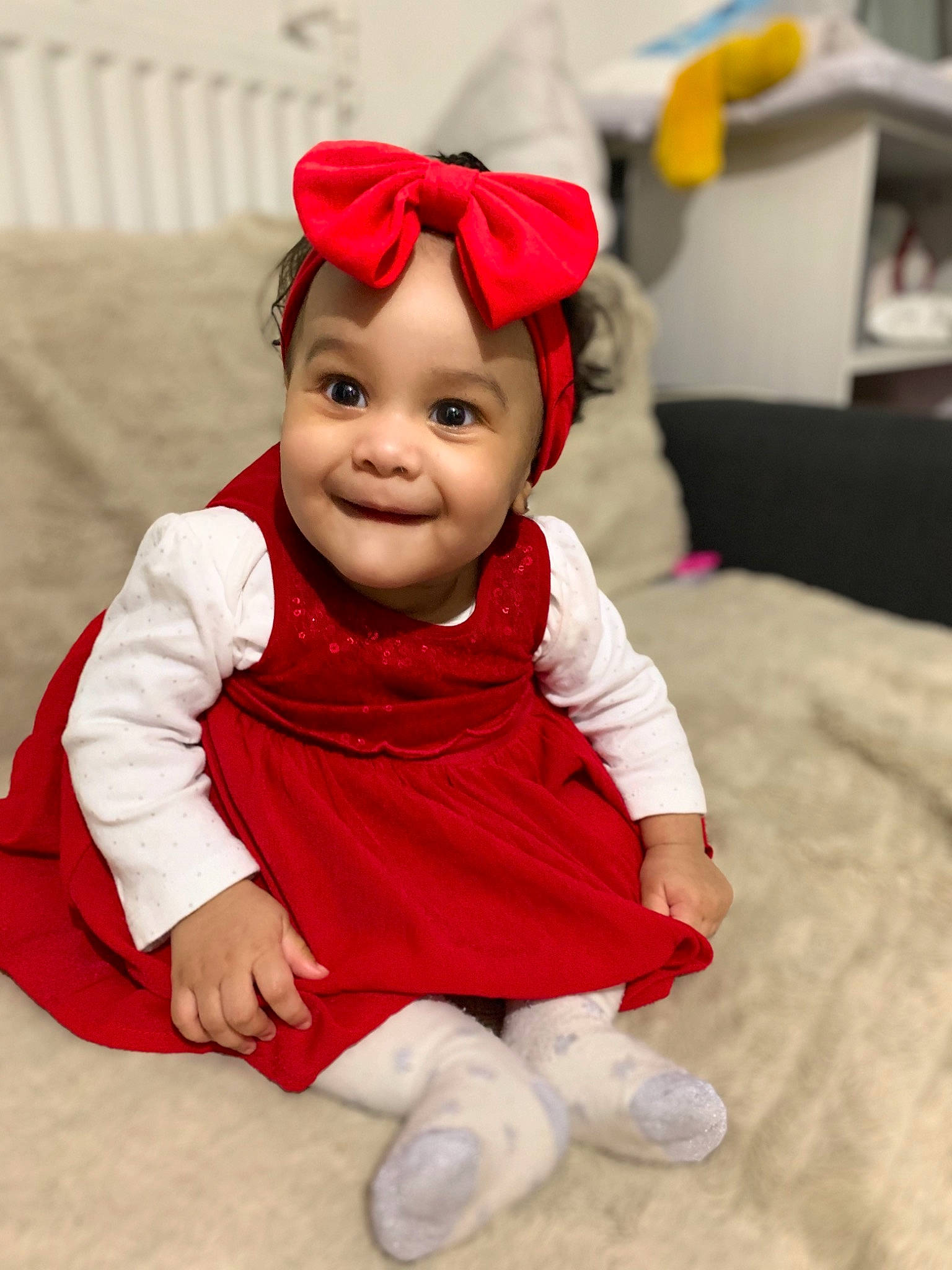 Saona participe au concours pour gagner de l'argent avec cette photo : baby, baby_toddler_clothing, cheek, child, child_model, costume, happy, headgear, headwear, joy, person, play, red, skin, sleeve, smile, toddler