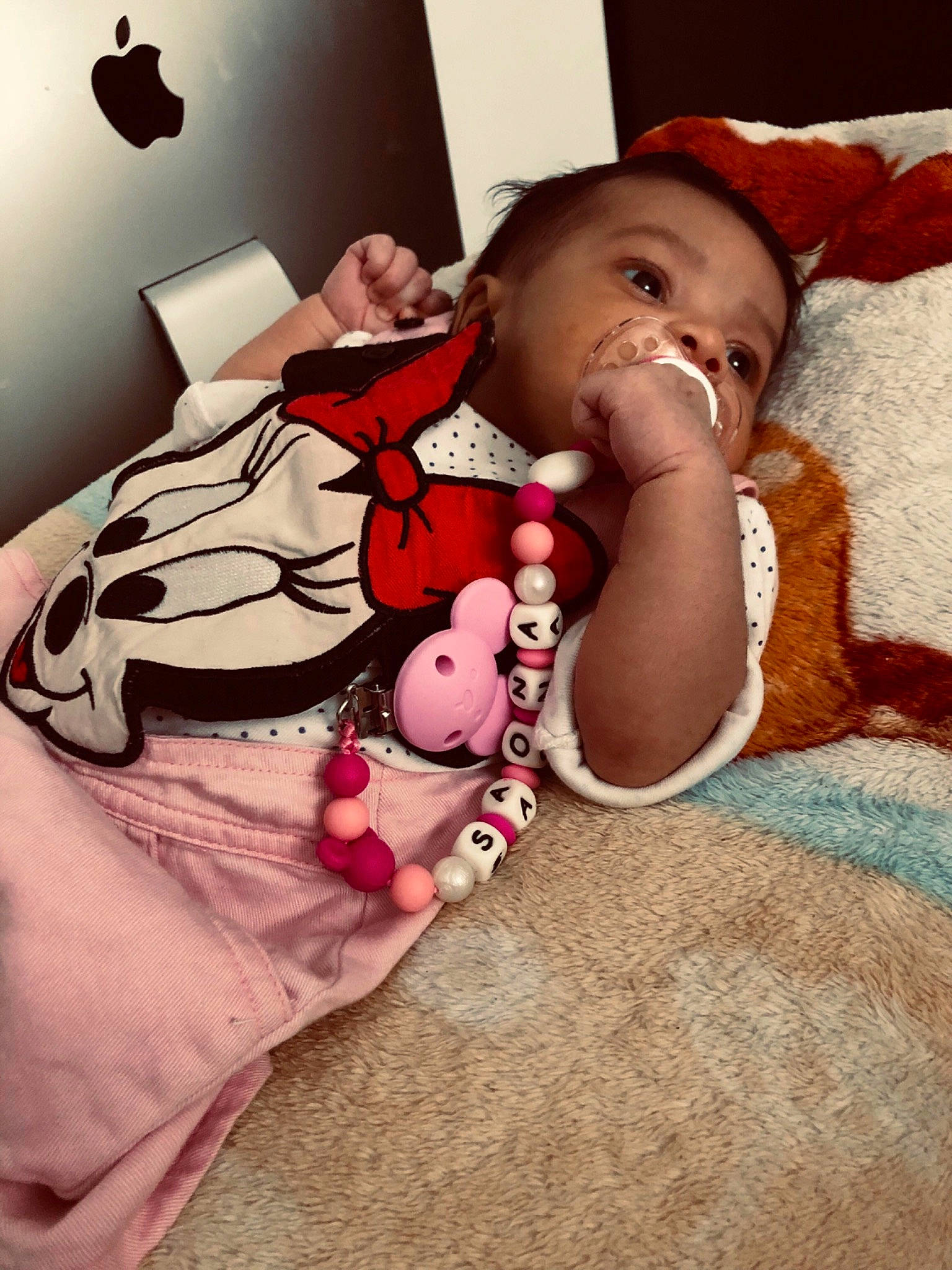 Saona a rejoint le concours — aidez-le/la à gagner de superbes lots ! baby, bedtime, birth, cheek, child, cool, electronic_device, leg, nose, person, pink, play, selfie, skin, technology, toddler