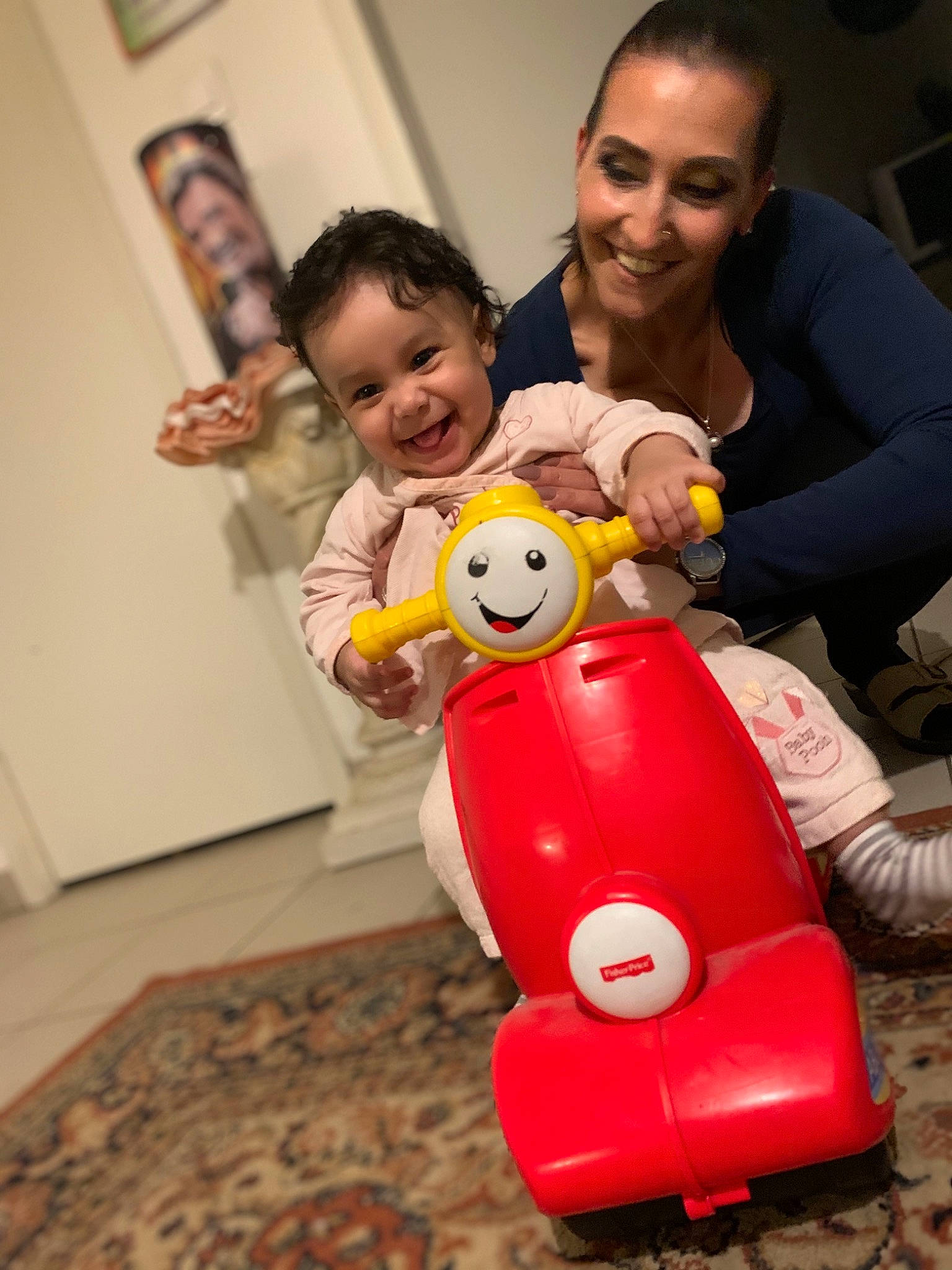 Saona participe au concours pour gagner de l'argent avec cette photo : baby_toys, blurred, child, fun, happy, joy, person, play, smile, toddler, toy, vehicle