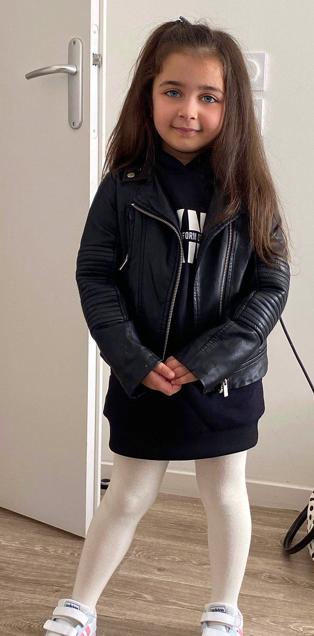 émilie a rejoint le concours — aidez-le/la à gagner de superbes lots ! black, black_hair, collar, face, gesture, jacket, joint, joy, knee, leather_jacket, leg, neck, outerwear, person, shoulder, sleeve, standing, street_fashion, textile, thigh