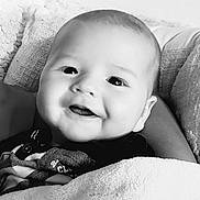 Roméo a rejoint le concours — aidez-le/la à gagner de superbes lots ! baby, smiling, face, blanket, infant, portrait, closeup, cute, child, happy, soft, cuddle, comfort, black_and_white, young, person, cozy, expression, indoors, warm