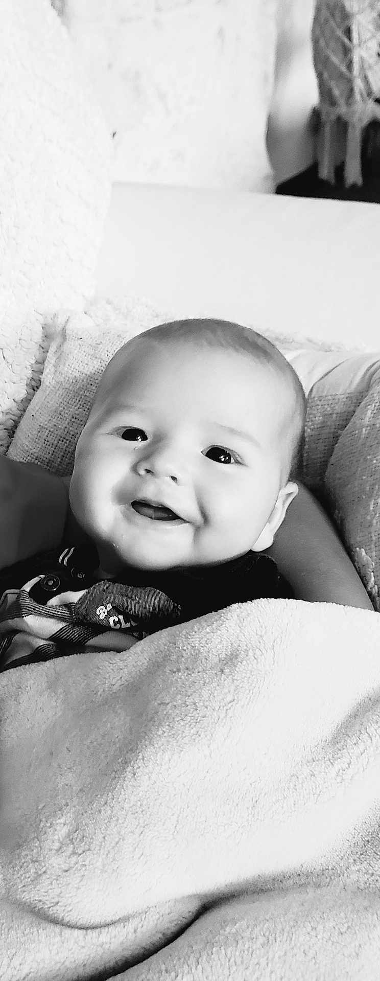 Roméo a rejoint le concours — aidez-le/la à gagner de superbes lots ! baby, smiling, face, blanket, infant, portrait, closeup, cute, child, happy, soft, cuddle, comfort, black_and_white, young, person, cozy, expression, indoors, warm