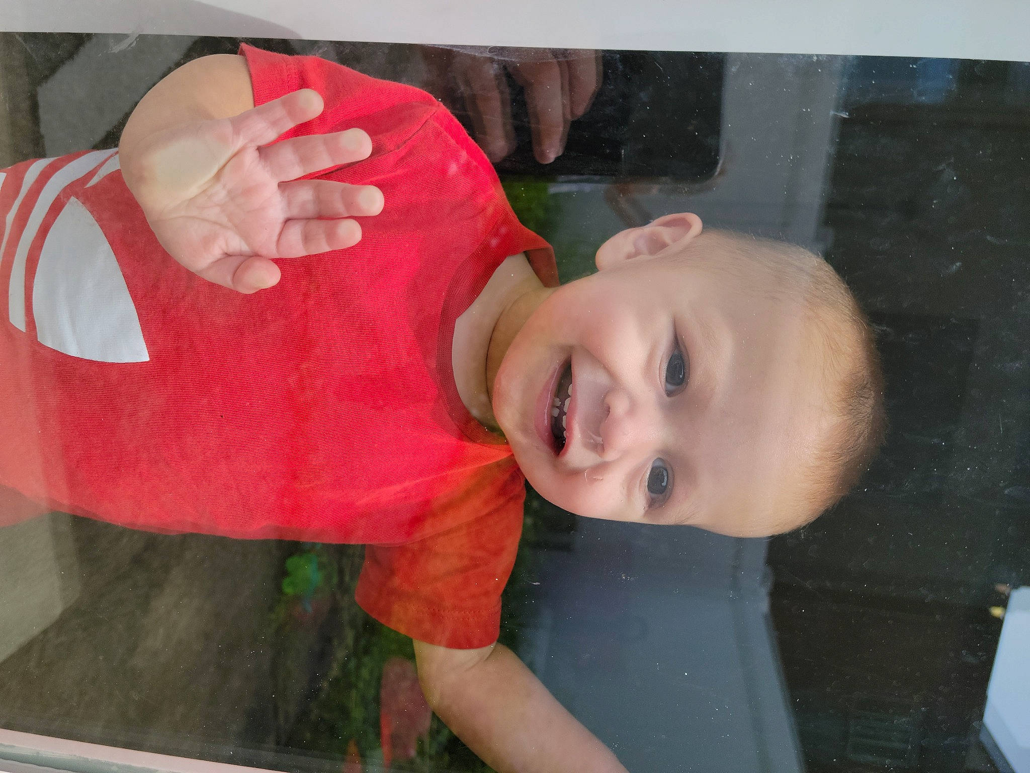 Fabian is registered to the contest to win money with this photo: carmine, cheek, child, elbow, forehead, fun, gesture, happy, human_leg, jaw, joy, lip, mouth, neck, nose, person, sitting, sleeve, smile, t_shirt