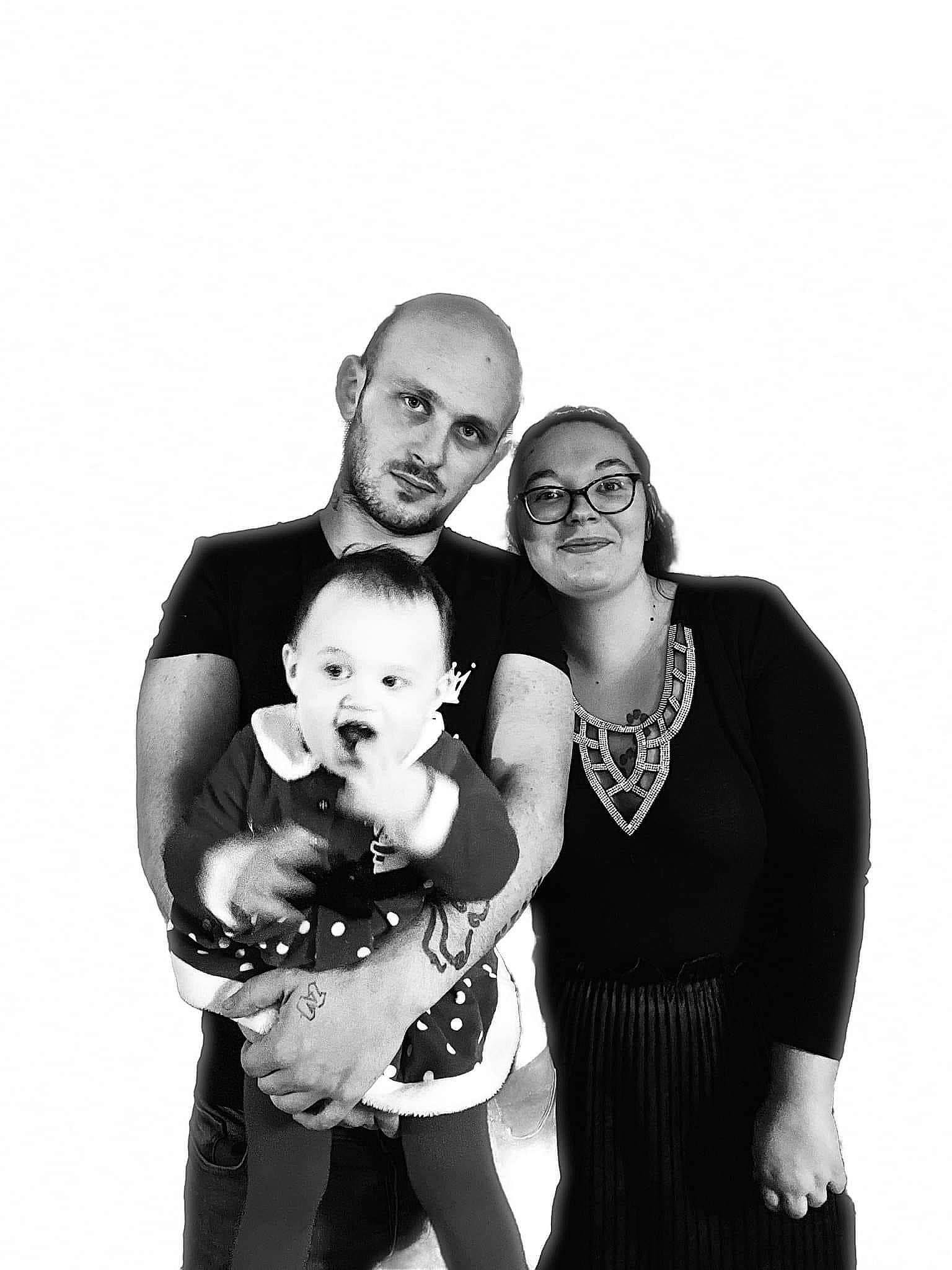 Inès a rejoint le concours — aidez-le/la à gagner de superbes lots ! arm, baby_toddler_clothing, black_and_white, event, family_taking_photos_together, flash_photography, fun, gesture, happy, joy, monochrome, monochrome_photography, organ, person, sleeve, smile, standing, stomach, style, toddler