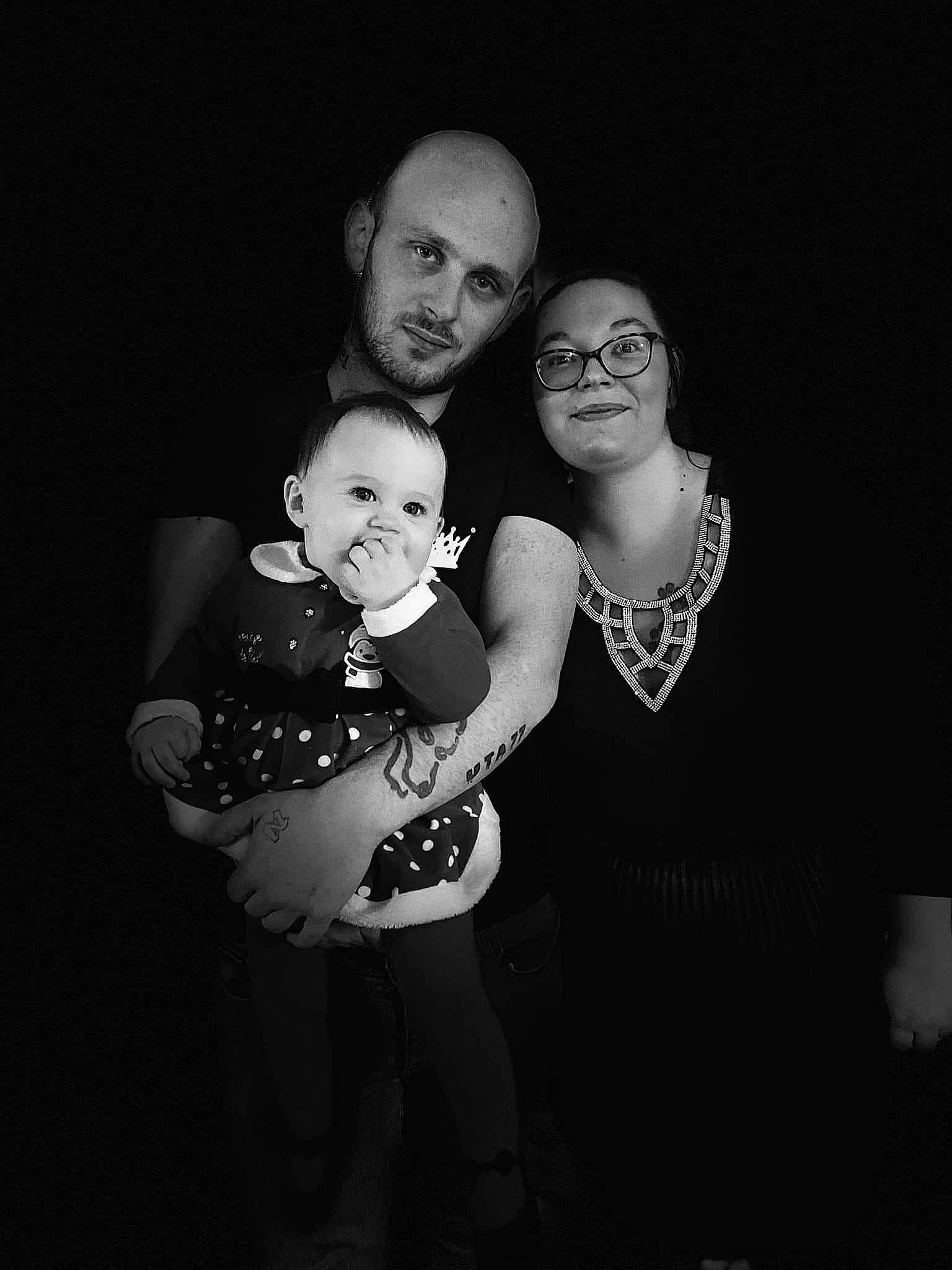 Inès a rejoint le concours — aidez-le/la à gagner de superbes lots ! abdomen, baby_toddler_clothing, darkness, elbow, event, eyewear, flash_photography, fun, gesture, happy, iris, jeans, jewellery, joy, monochrome, monochrome_photography, person, shoulder, sleeve, smile