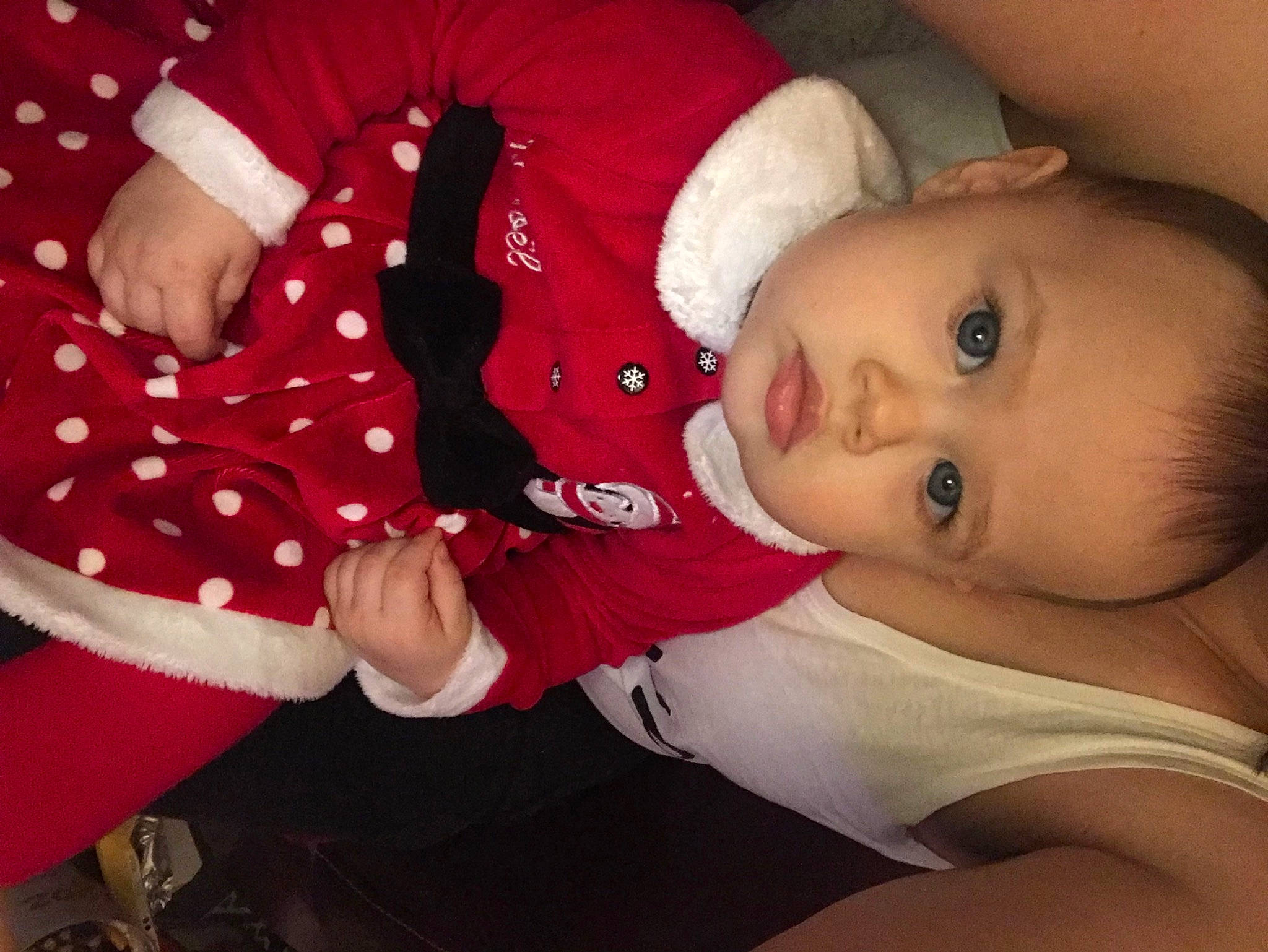 Inès a rejoint le concours — aidez-le/la à gagner de superbes lots ! arm, baby, baby_products, baby_toddler_clothing, carmine, cheek, child, comfort, elbow, eyelash, finger, hand, happy, human_body, lip, mammal, nose, pattern, person, sleeve