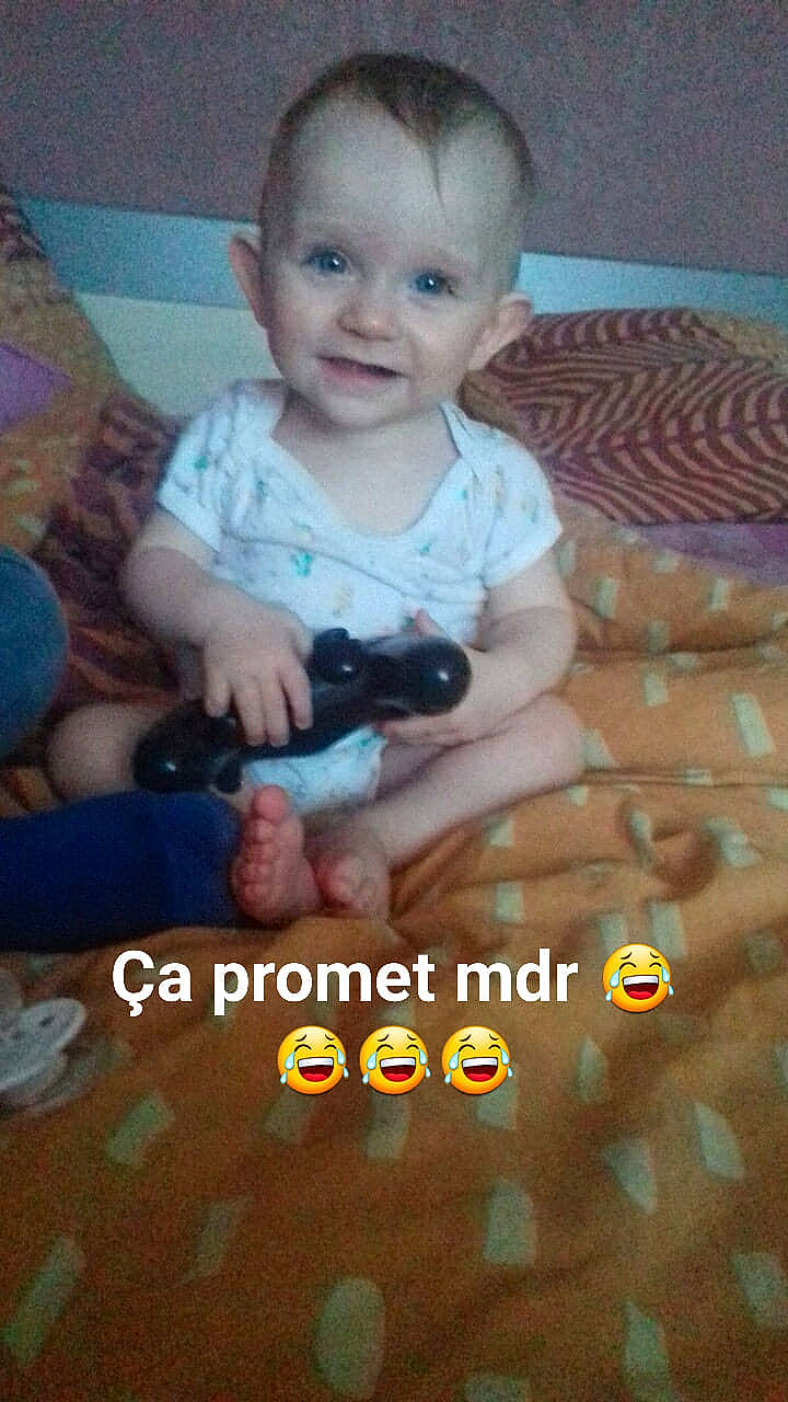 Molly participe au concours pour gagner de l'argent avec cette photo : baby, child, finger, person, photo_caption, play, skin, smile, toddler, tummy_time