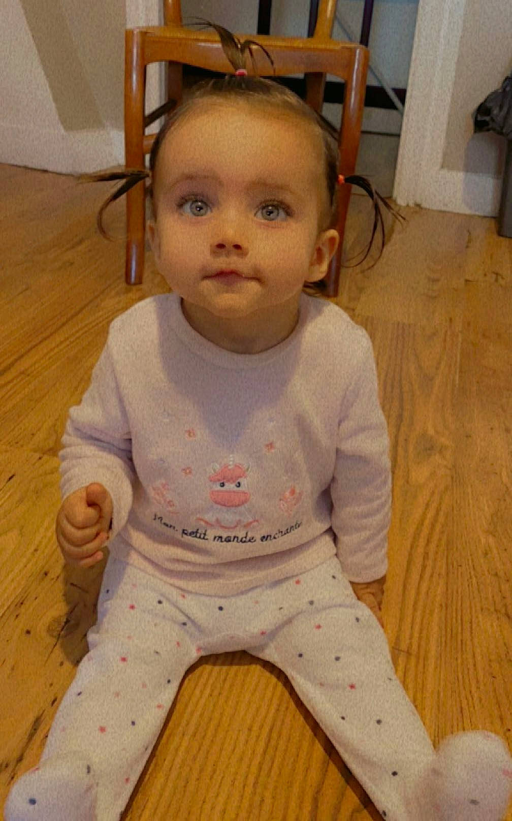 Inaya a rejoint le concours — aidez-le/la à gagner de superbes lots ! baby, baby_toddler_clothing, cheek, child, eye, face, floor, flooring, hair, hardwood, head, human_body, iris, nose, person, room, sitting, skin, sleeve, toddler