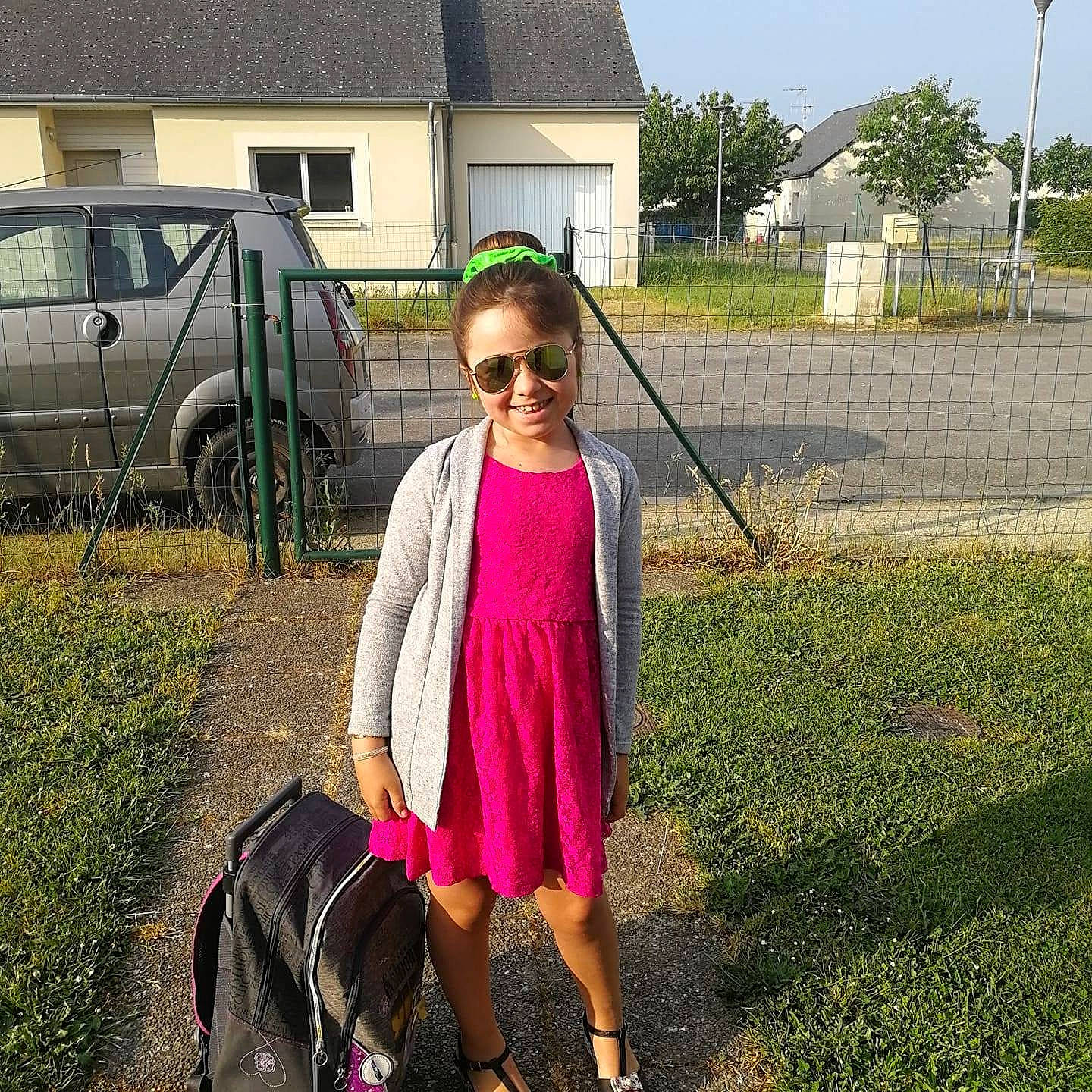 Iliana a rejoint le concours — aidez-le/la à gagner de superbes lots ! child, clothing, day, fun, girl, grass, joy, mammal, outerwear, person, pink, plant, recreation, toddler, tree, vacation