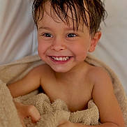 Lyam a rejoint le concours — aidez-le/la à gagner de superbes lots ! bare_shoulders, bath_time, brown_hair, candid, child, close_up, eyes, fluffy, hands, happy, indoor, joy, playful, portrait, skin, smile, toddler, toothy_grin, towel, wet_hair