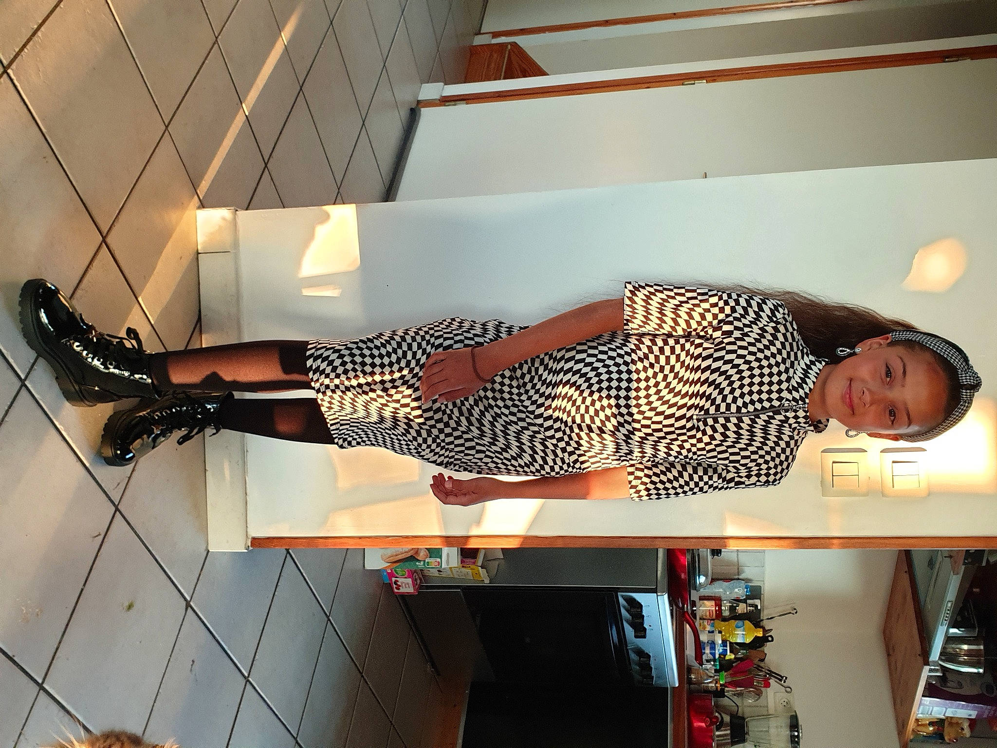 Gabrielle a rejoint le concours — aidez-le/la à gagner de superbes lots ! cocktail_dress, dress, elbow, eyewear, fashion_design, flooring, foot, fun, high_heels, human_leg, interior_design, joy, knee, pattern, person, room, sandal, smile, thigh, visual_arts