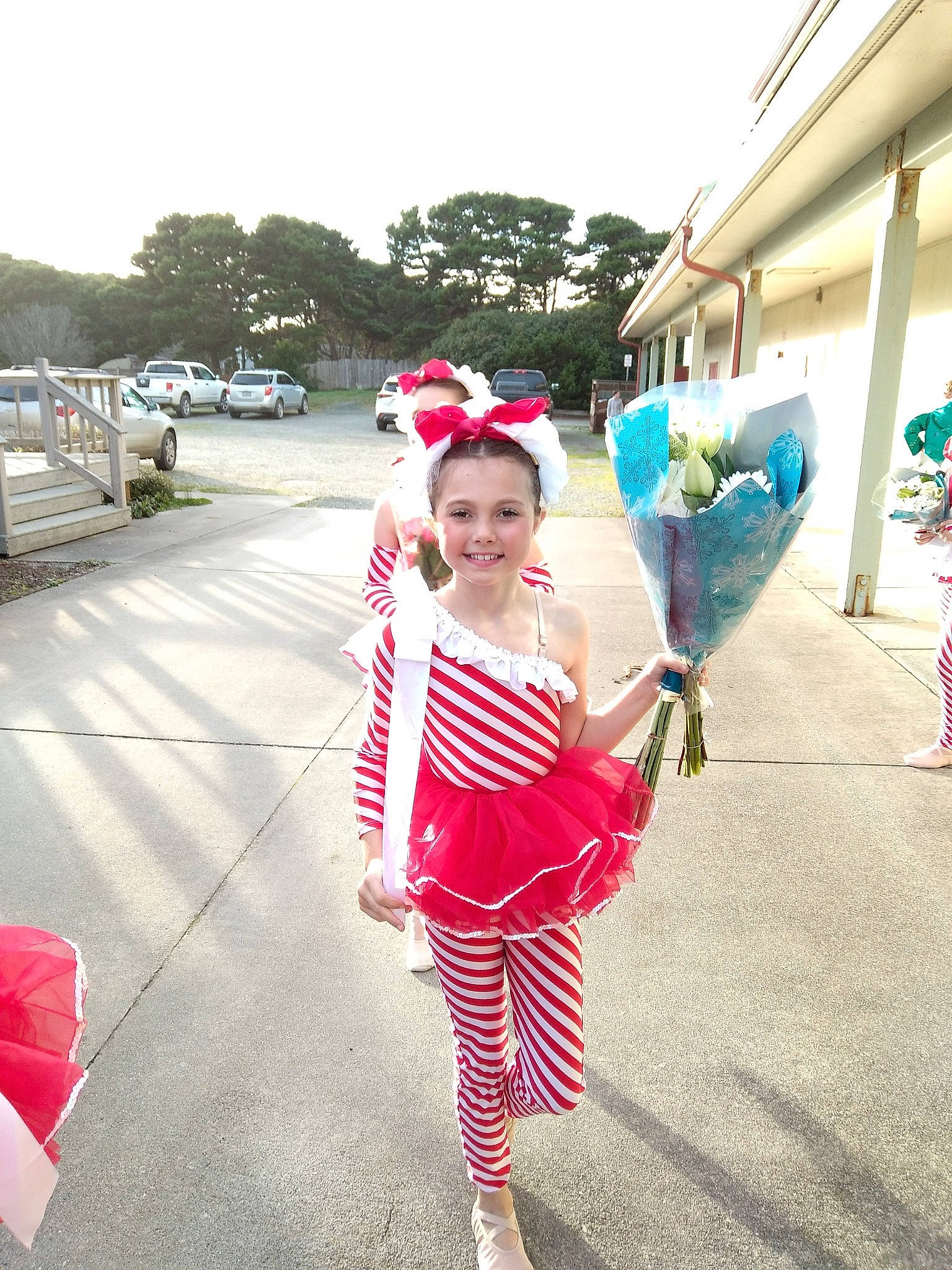 Braelynn is registered to the contest to win money with this photo: asphalt, child, electric_blue, event, eyewear, fashion_accessory, fun, happy, headgear, joy, leisure, magenta, party_supply, pattern, pedestrian, person, pink, recreation, road, sky