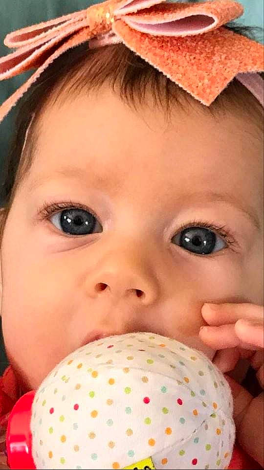 Mia a rejoint le concours — aidez-le/la à gagner de superbes lots ! baby, cheek, child, close_up, eye, eyelash, face, head, headgear, iris, lip, mouth, nose, person, photography, skin, sweetness, toddler