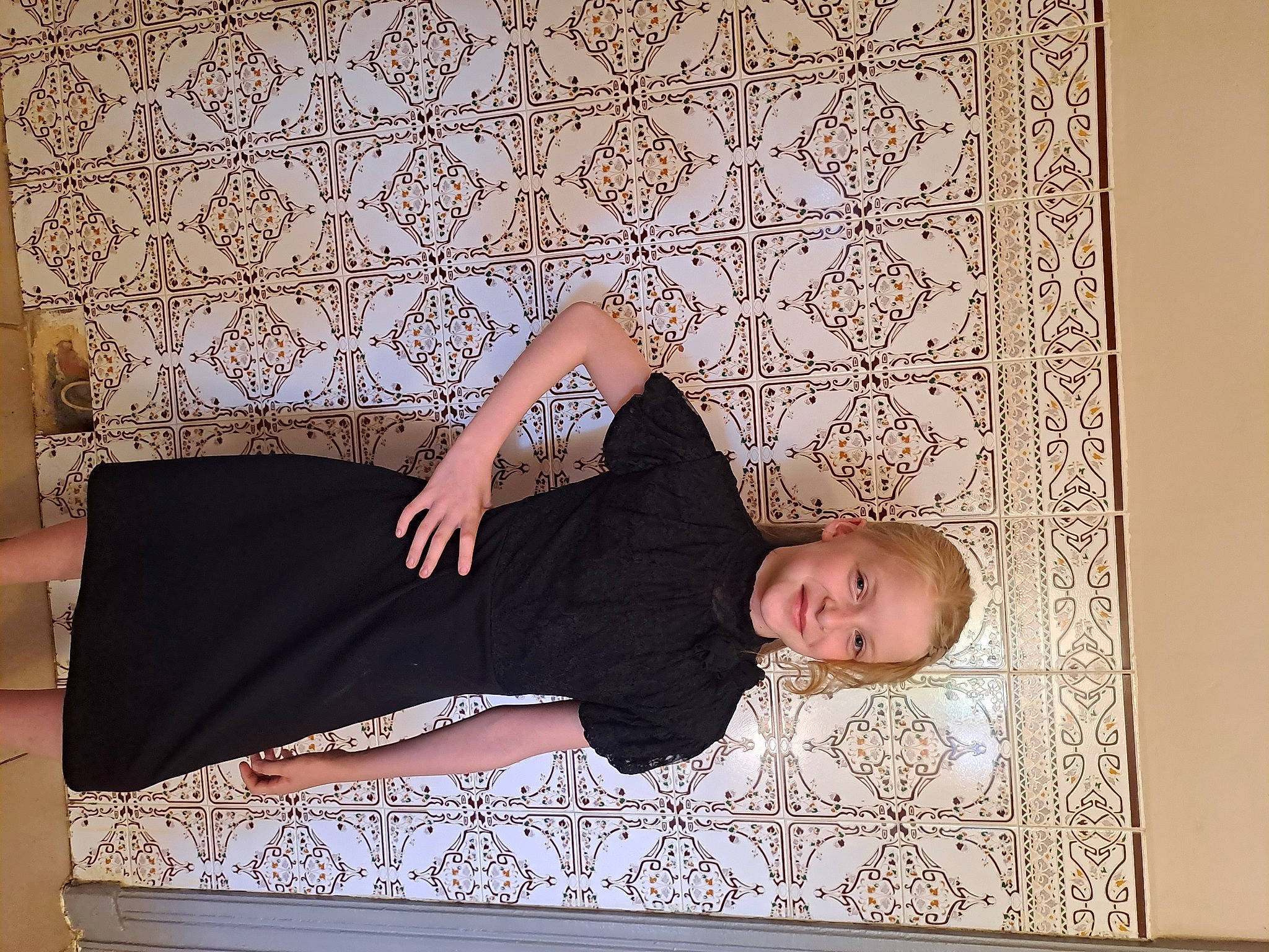 Enza participe au concours pour gagner de l'argent avec cette photo : beige, brown, comfort, floor, flooring, hardwood, human_leg, joy, line, linens, pattern, person, rectangle, room, sitting, sleeve, textile, thigh, visual_arts, waist