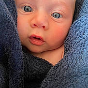 Paul participe au concours pour gagner de l'argent avec cette photo : baby, infant, face, eyes, skin, towel, blue, closeup, portrait, child, newborn, soft, cute, expression, wrapped, young, human, looking, warm, snug
