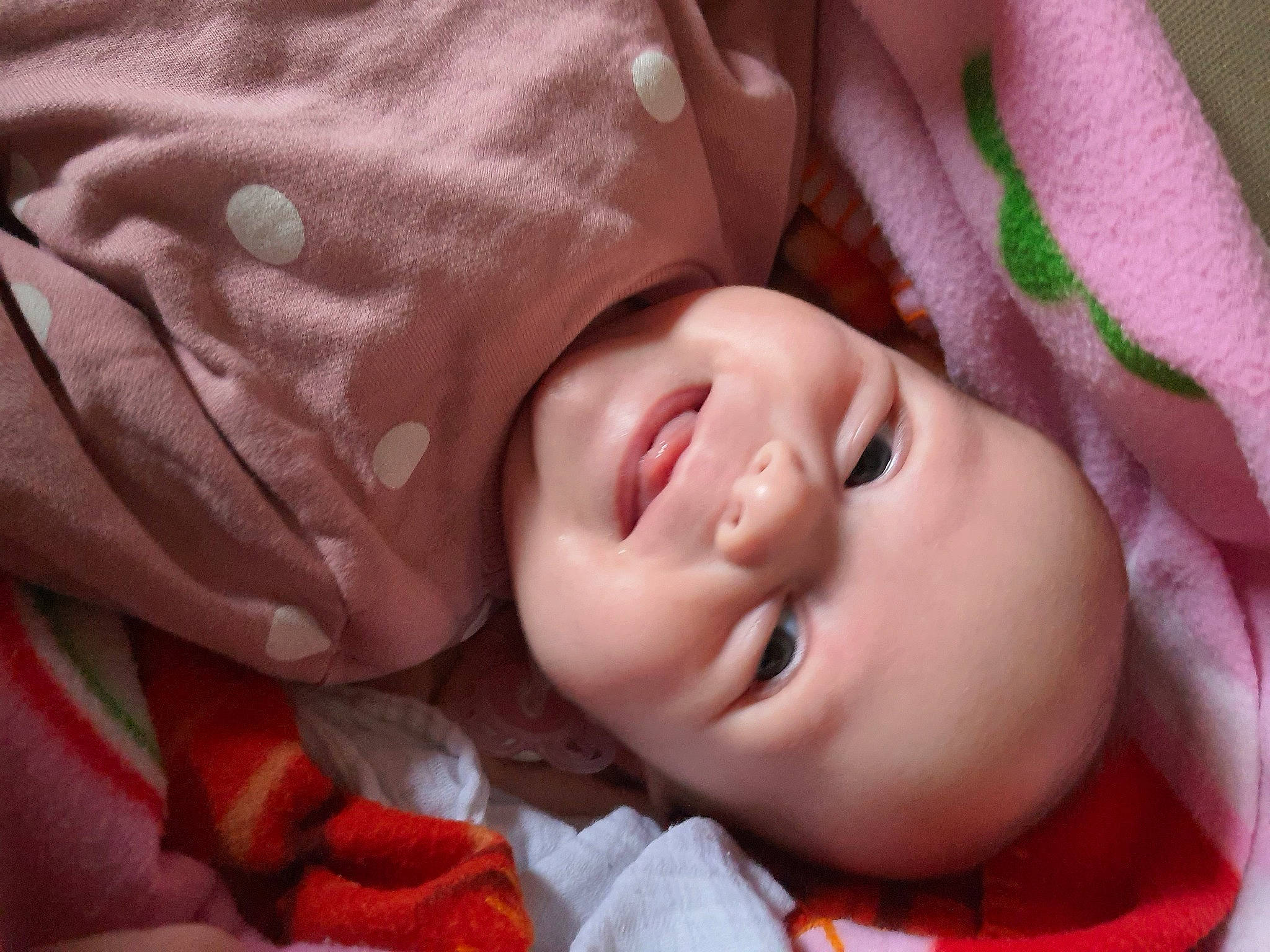 Marion participe au concours pour gagner de l'argent avec cette photo : baby, baby_toddler_clothing, cheek, chin, comfort, eye, eyebrow, face, grass, hand, happy, human_body, iris, lip, mouth, nose, person, pink, skin, sleeve