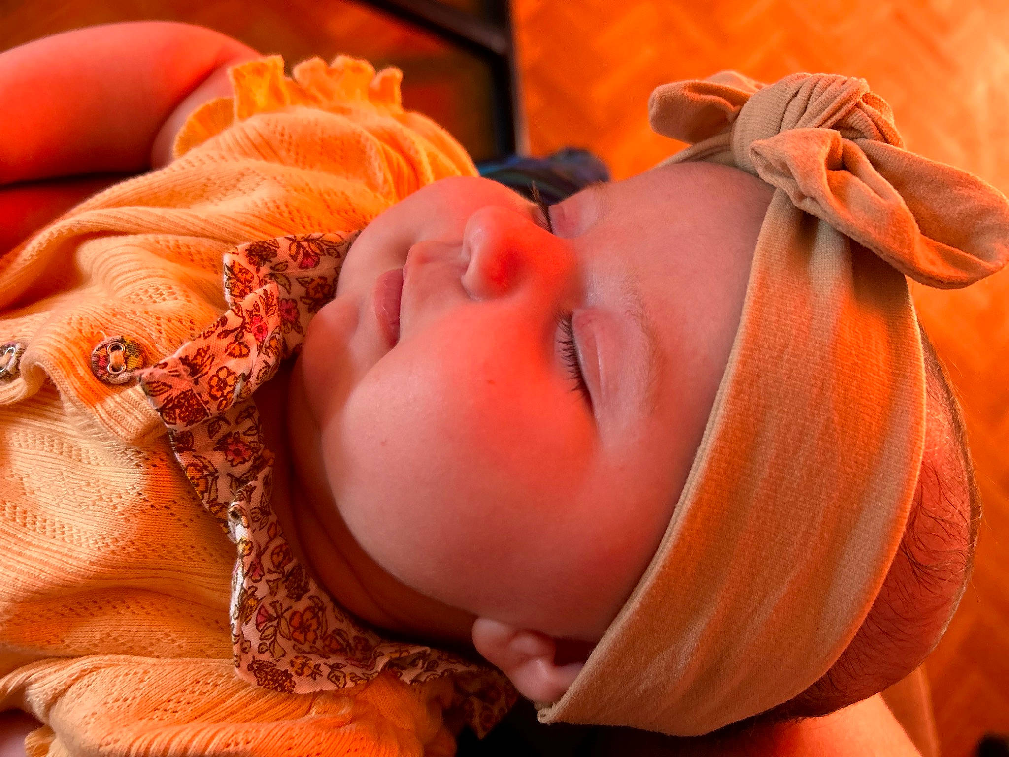 Lanaa participe au concours pour gagner de l'argent avec cette photo : baby, cheek, eye, eyebrow, eyelash, finger, happy, head, headwear, human_body, iris, lip, mammal, mouth, muscle, neck, nose, orange, person, skin