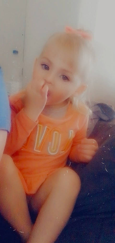 Céléna participe au concours pour gagner de l'argent avec cette photo : arm, baby, baby_toddler_clothing, cheek, eye, finger, hair, happy, head, leg, lip, mouth, muscle, neck, nose, person, pink, skin, thigh, thumb