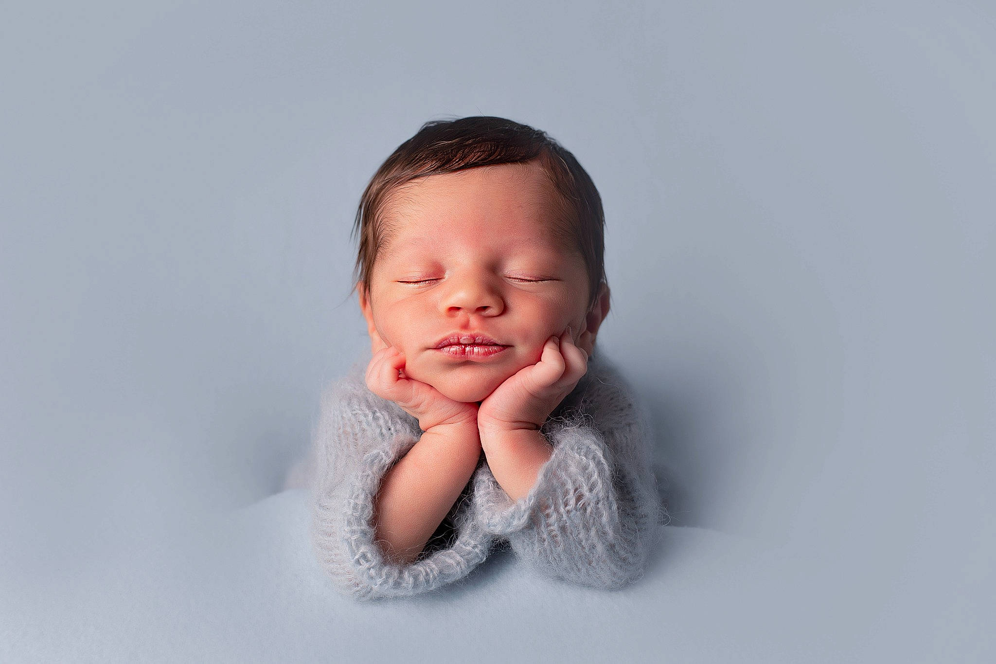 Liam a rejoint le concours — aidez-le/la à gagner de superbes lots ! baby, baby_toddler_clothing, child, comfort, fashion_accessory, finger, flash_photography, flesh, gesture, happy, linens, lip, nail, nose, person, portrait, portrait_photography, sitting, sleeve, thumb