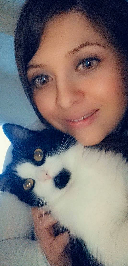 Chanel a rejoint le concours — aidez-le/la à gagner de superbes lots ! beauty, black_hair, cat, cheek, chin, eye, eyebrow, face, felidae, forehead, fur, hair, head, lip, nose, photography, selfie, skin, small_to_medium_sized_cats, whiskers