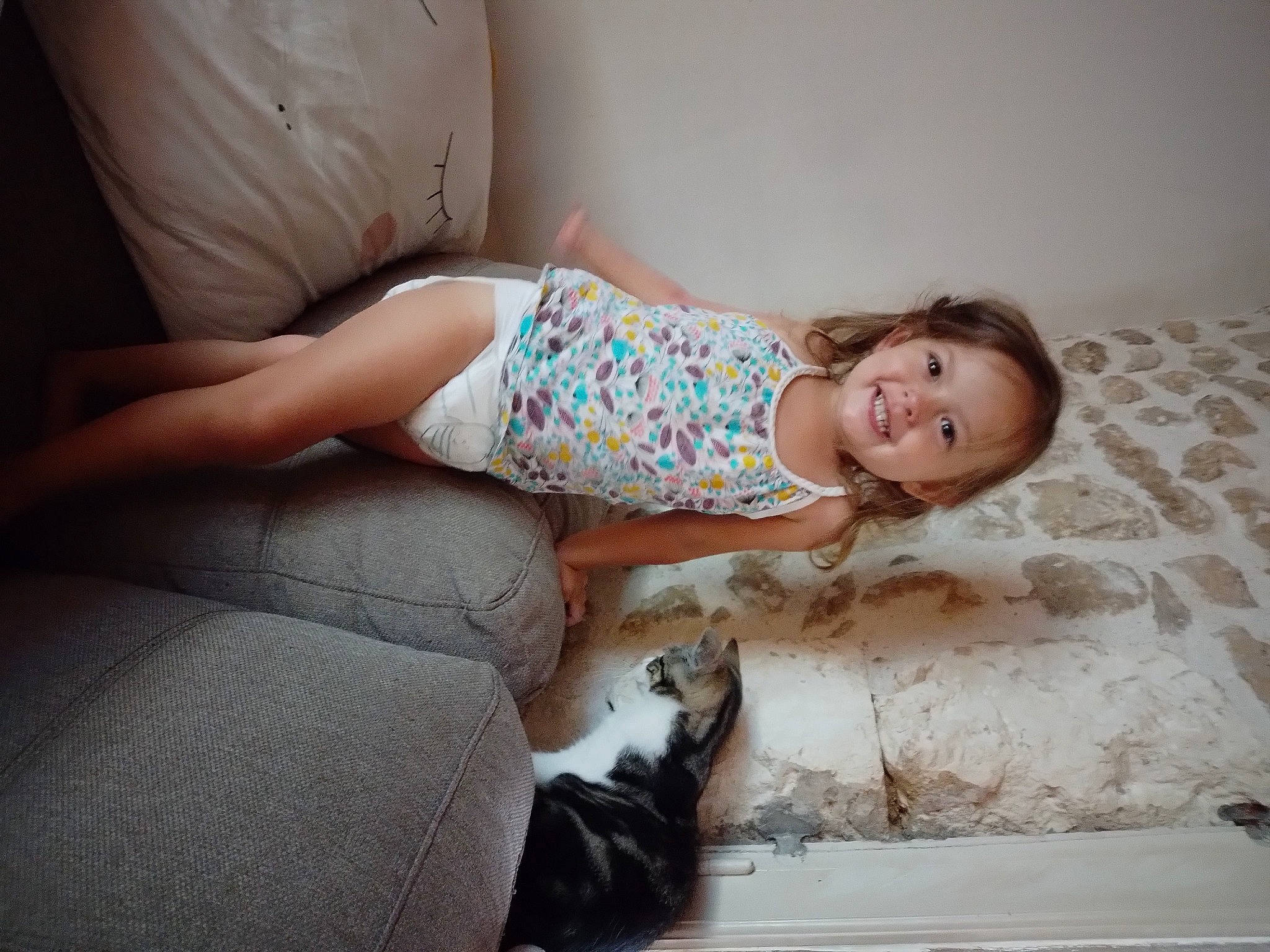 Lilou a rejoint le concours — aidez-le/la à gagner de superbes lots ! arm, child, comfort, couch, dress, finger, floor, flooring, head, human_body, human_leg, joint, joy, knee, leg, linens, person, sitting, skin, textile