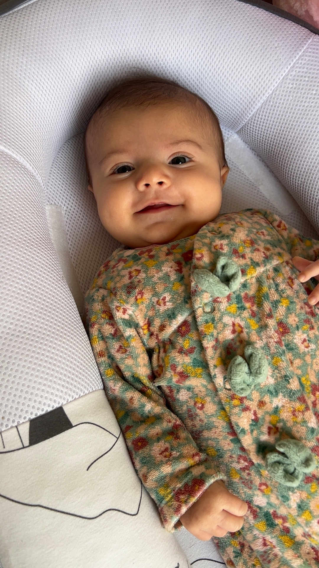 Anaëlle participe au concours pour gagner de l'argent avec cette photo : baby, infant, smiling, face, cushion, seat, clothing, floral_pattern, button, hand, portrait, child, cute, indoors, fabric, texture, soft, comfort, happy, young
