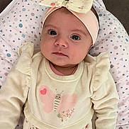 Anaëlle a rejoint le concours — aidez-le/la à gagner de superbes lots ! baby, infant, headband, butterfly, clothing, pattern, cushion, blanket, face, person, cute, child, indoors, soft, young, apparel, smiling, portrait, lying_down, comfortable