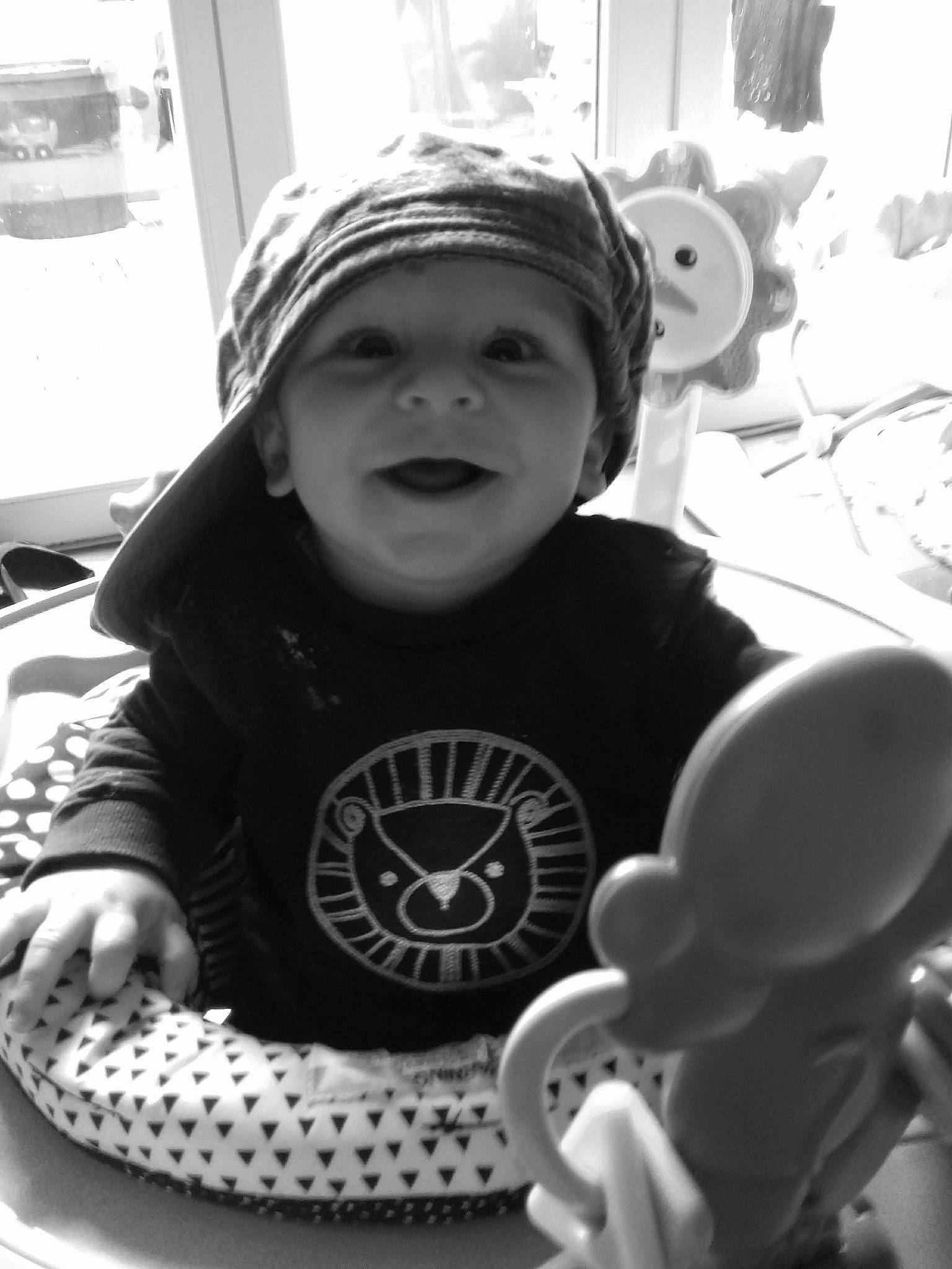 Lyssandre participe au concours pour gagner de l'argent avec cette photo : baby, black, black_and_white, child, cool, family, headgear, headwear, monochrome, monochrome_photography, person, photography, play, sitting, smile, style, toddler, white