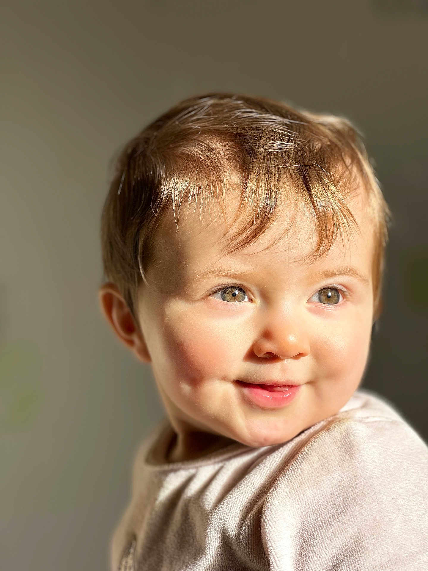Elya participe au concours pour gagner de l'argent avec cette photo : toddler, child, face, smile, portrait, baby, innocence, happy, light, closeup, eyeshadow, hair, skin, expression, cute, young, person, soft, warm, indoors