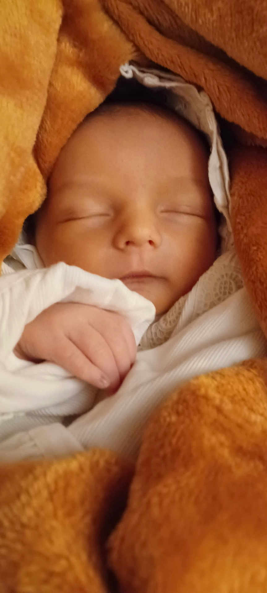 Antoine a rejoint le concours — aidez-le/la à gagner de superbes lots ! baby, sleeping, blanket, orange, cozy, infant, hand, face, wrapped, soft, cute, newborn, clothing, white, peaceful, portrait, closeup, warm, comfortable, resting
