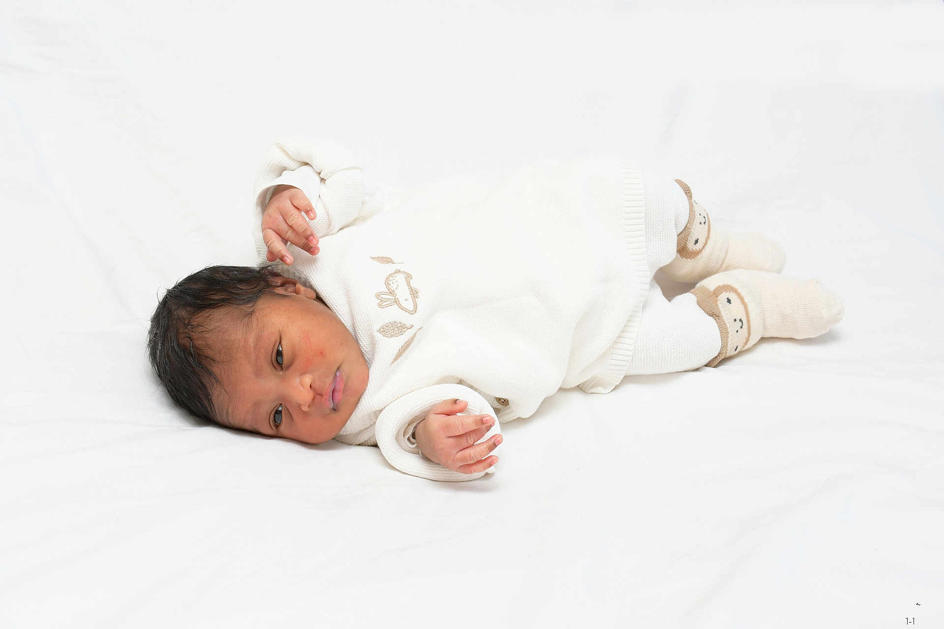 Lhayanna a rejoint le concours — aidez-le/la à gagner de superbes lots ! baby, newborn, infant, white_clothing, socks, lying_down, soft_surface, cute, curious, skin, face, hand, footwear, indoors, portrait, child, sleepwear, cozy, small, resting
