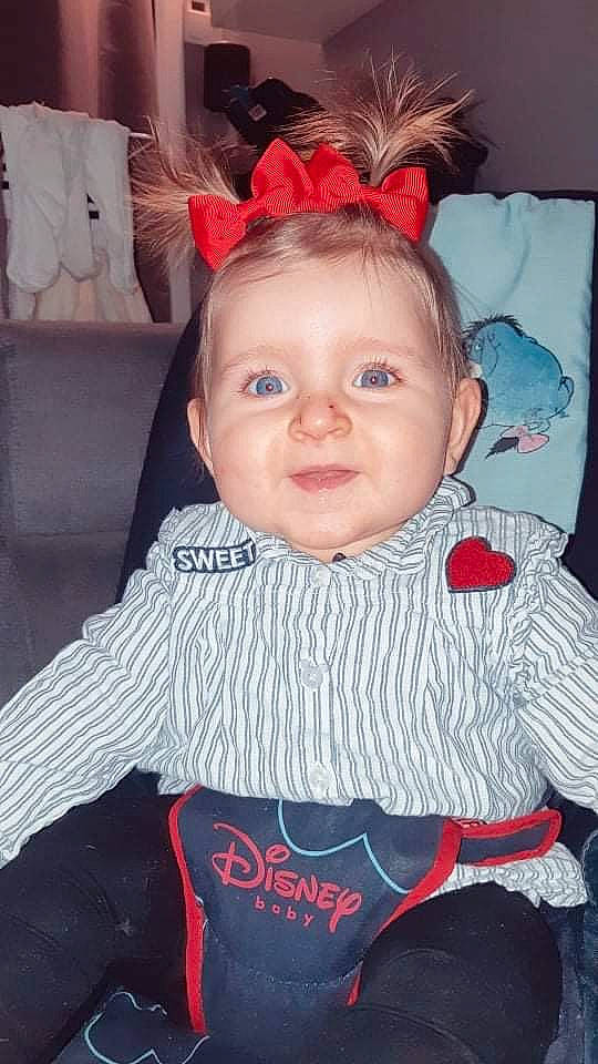 Liah a rejoint le concours — aidez-le/la à gagner de superbes lots ! baby, baby_toddler_clothing, cheek, child, chin, event, eye, face, happy, head, headgear, human_body, iris, lip, person, pink, skin, sleeve, smile, textile