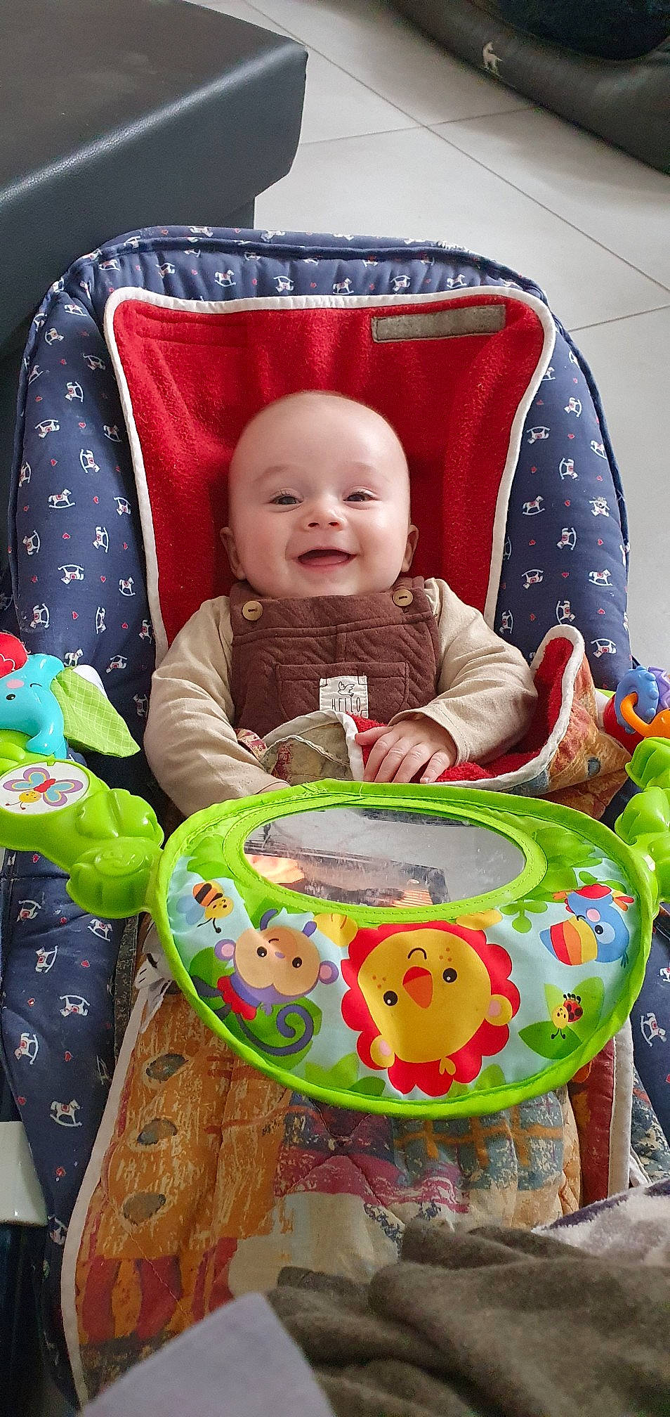 Leeway participe au concours pour gagner de l'argent avec cette photo : baby, baby_products, baby_toddler_clothing, cheek, child, eye, face, facial_expression, fun, happy, head, human_body, joy, linens, person, product, sitting, sleeve, smile, textile