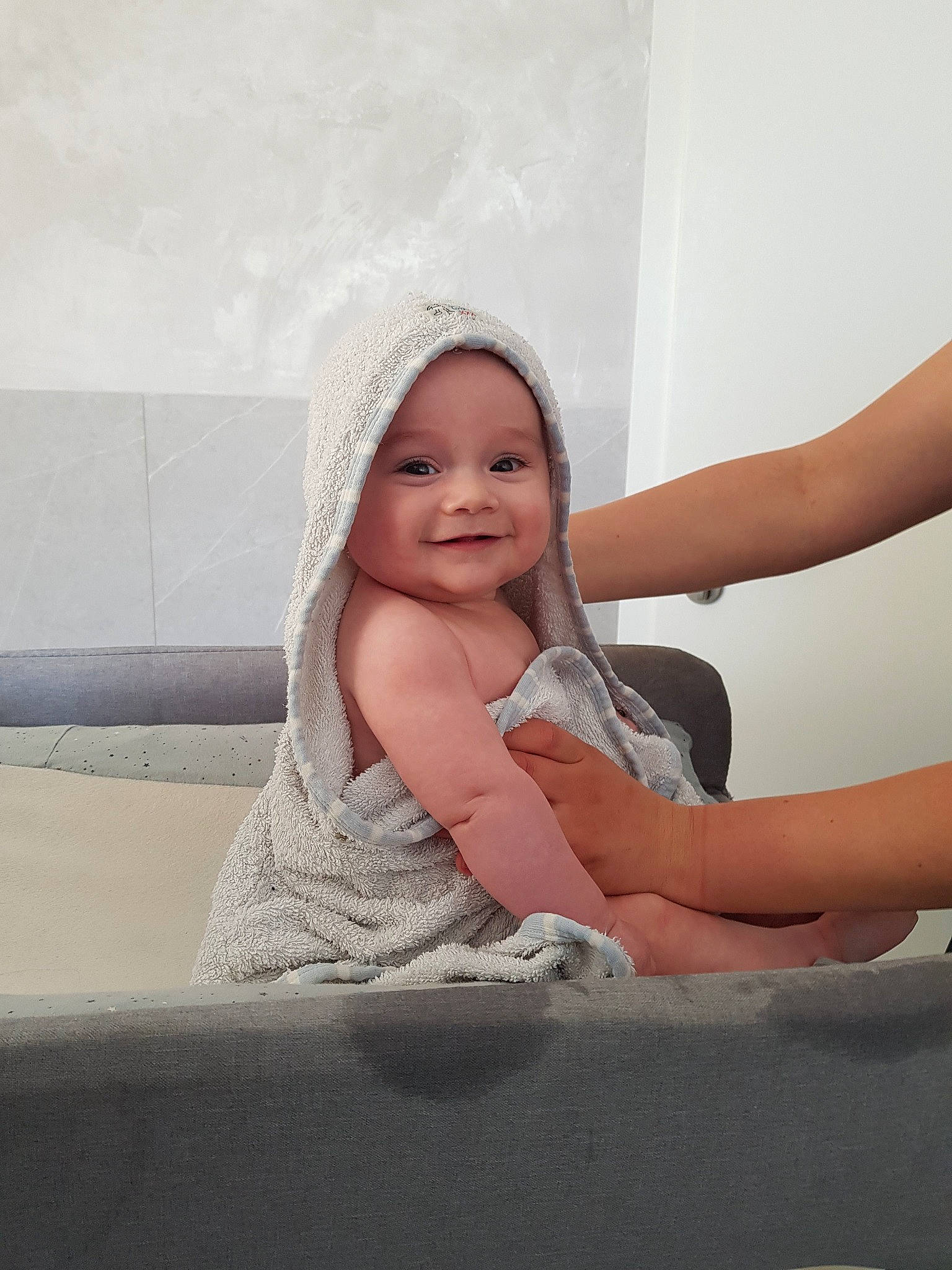 Leeway participe au concours pour gagner de l'argent avec cette photo : baby, baby_products, bathing, blond, comfort, dress, eye, face, flash_photography, fun, hair_accessory, happy, headgear, headwear, human_body, human_leg, joy, leisure, person, sitting