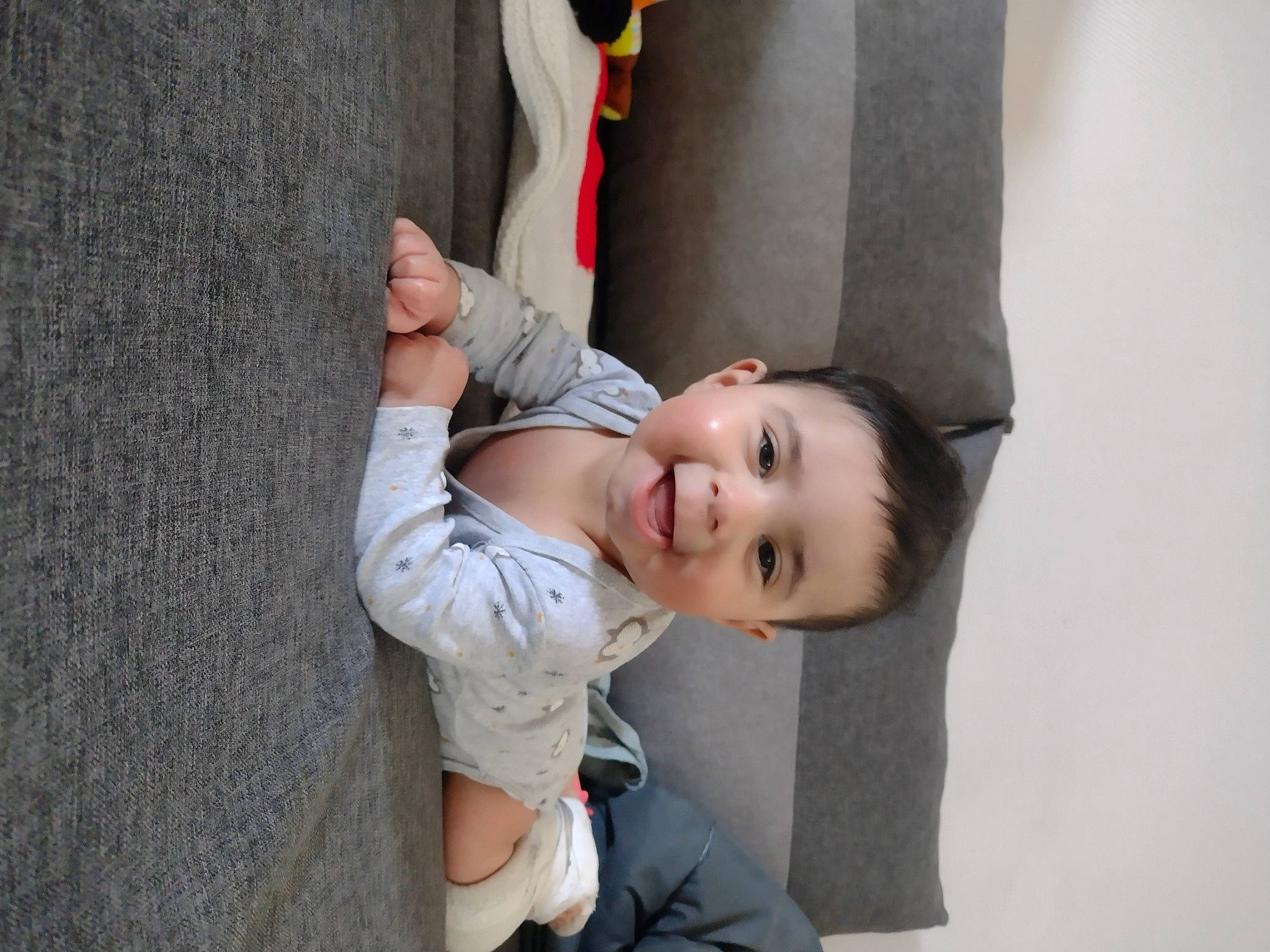 Giovanni a rejoint le concours — aidez-le/la à gagner de superbes lots ! arm, baby, baby_toddler_clothing, child, elbow, eye, fun, gesture, happy, joy, leg, person, photo_shoot, portrait_photography, sitting, sleeve, smile, toddler, tree, wood