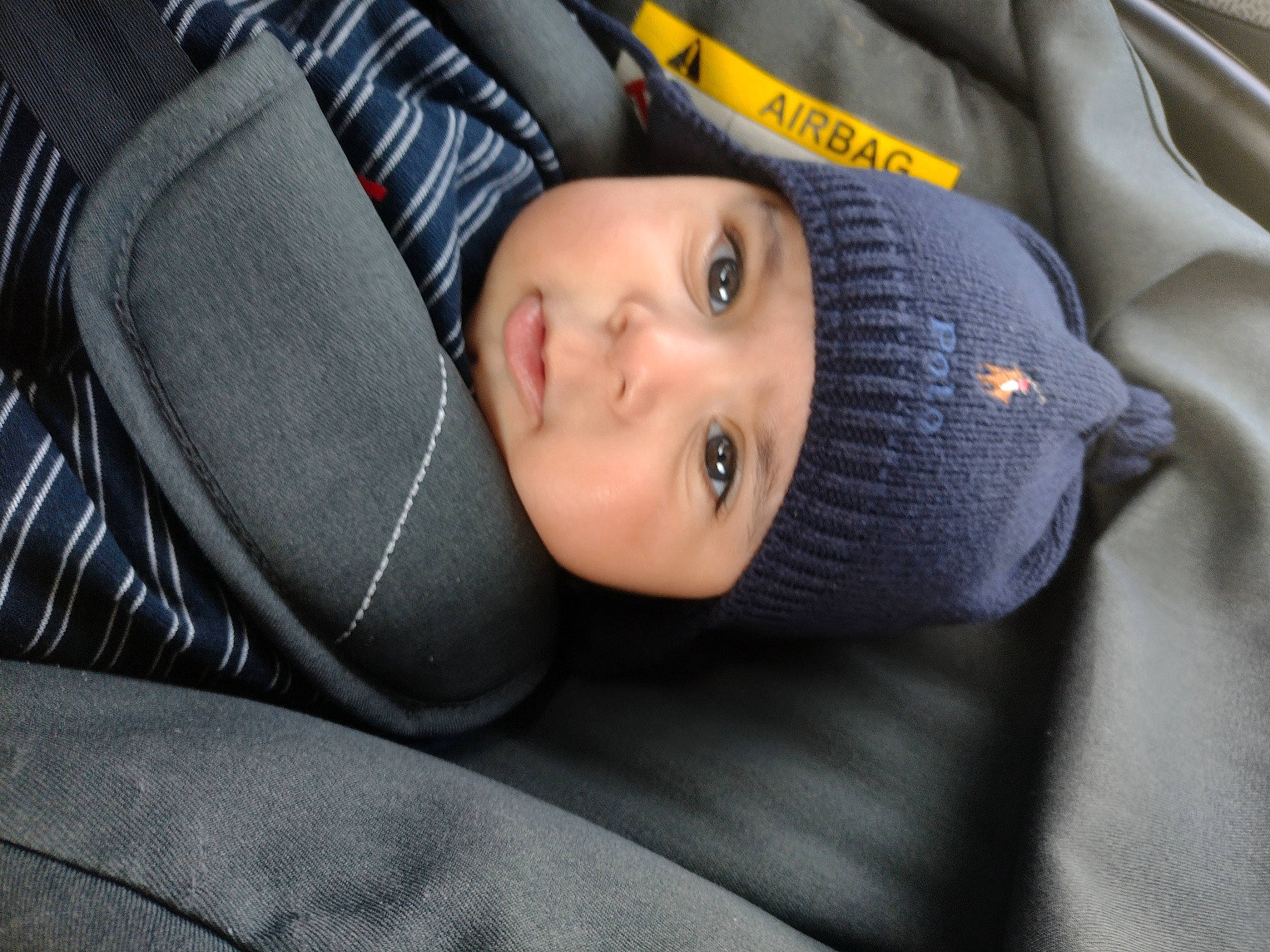 Giovanni a rejoint le concours — aidez-le/la à gagner de superbes lots ! auto_part, baby, car_seat, comfort, electric_blue, flash_photography, head_restraint, headwear, person, polar_fleece, portrait_photography, sitting, sleeve, smile, toddler