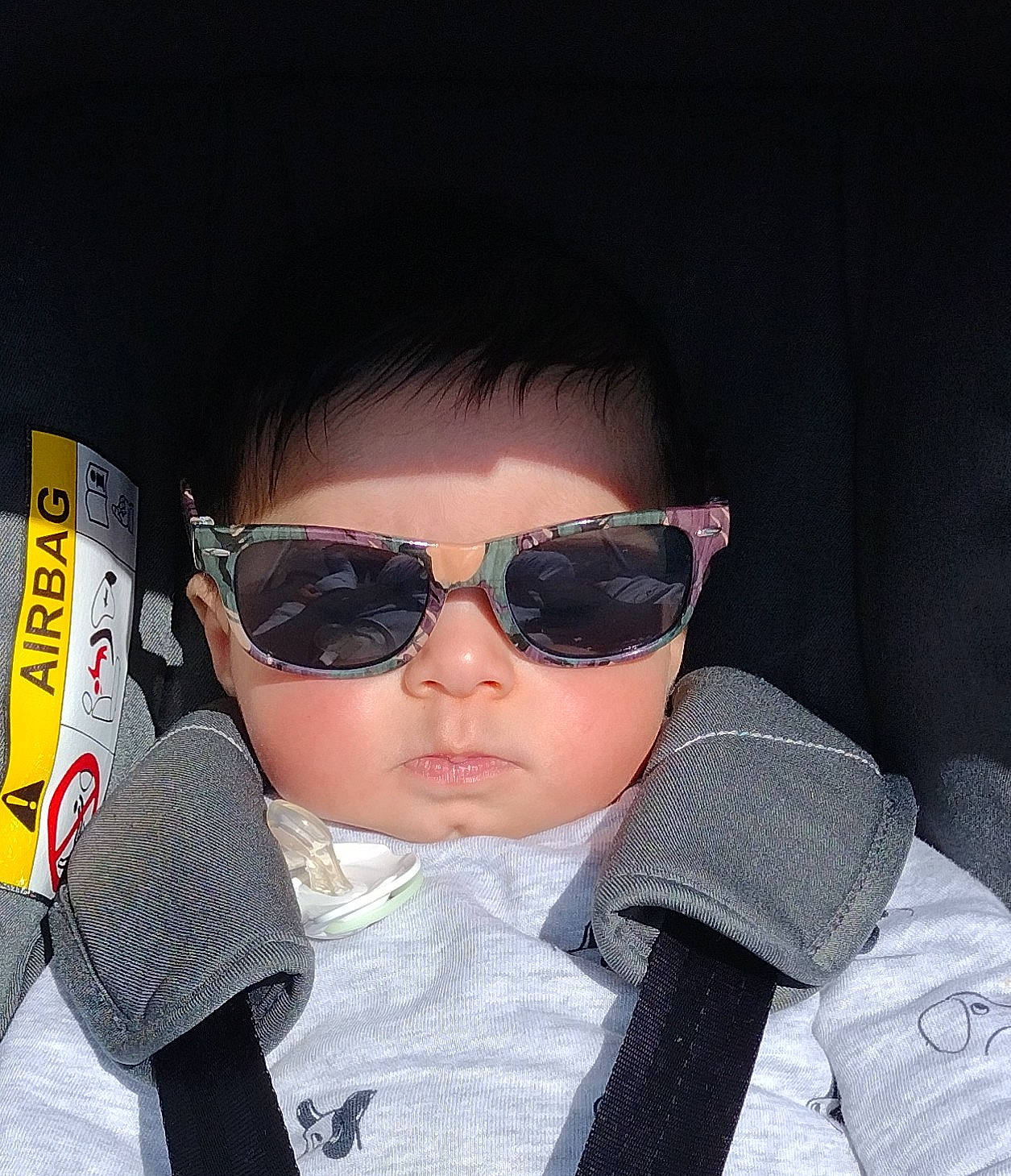 Giovanni participe au concours pour gagner de l'argent avec cette photo : black_hair, cheek, collar, cool, eye_glass_accessory, eyelash, eyewear, glasses, goggles, head, headgear, human, lip, nose, outerwear, person, personal_protective_equipment, sleeve, sunglasses, textile